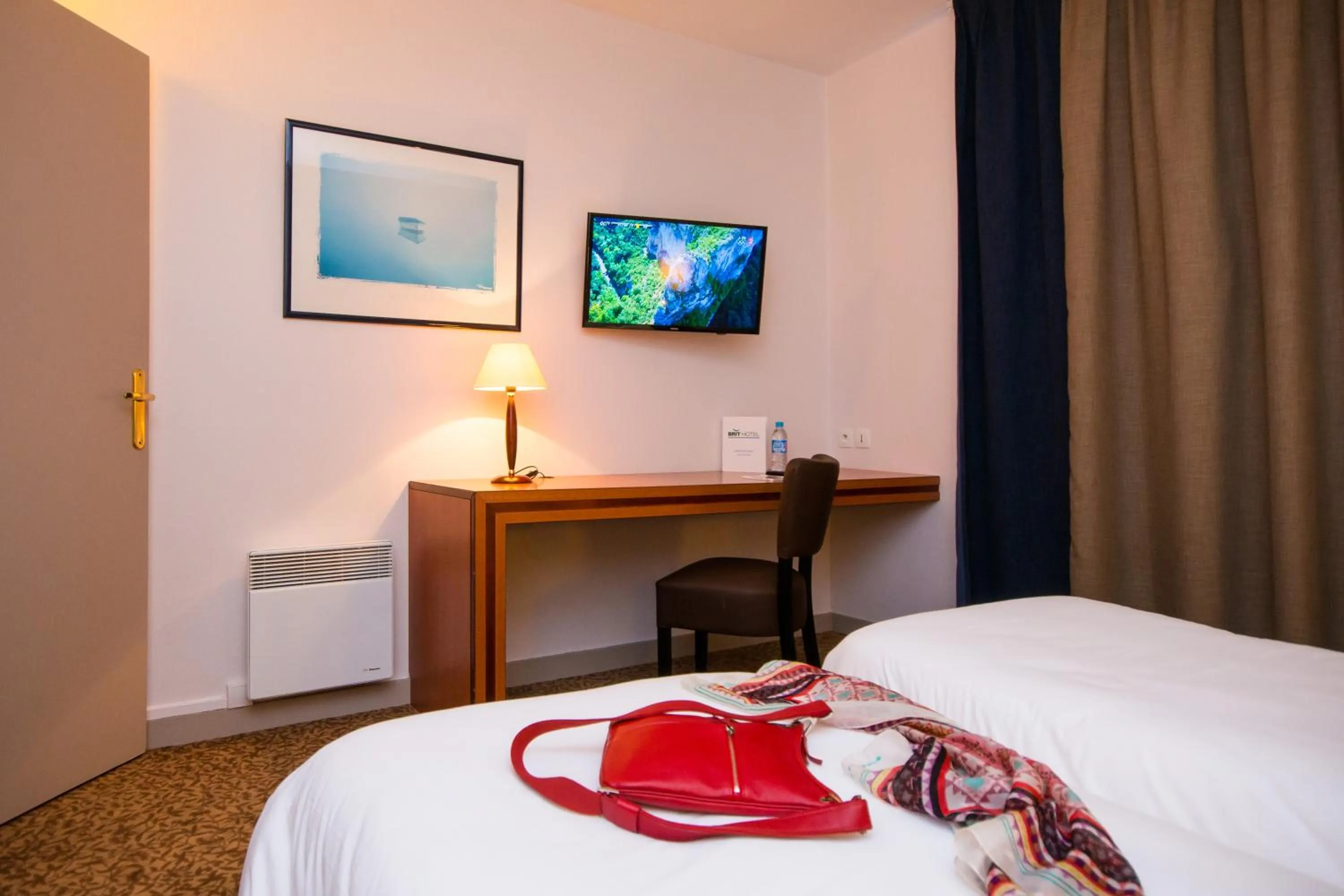 Bed in Brit Hotel Saint Malo – Le Transat
