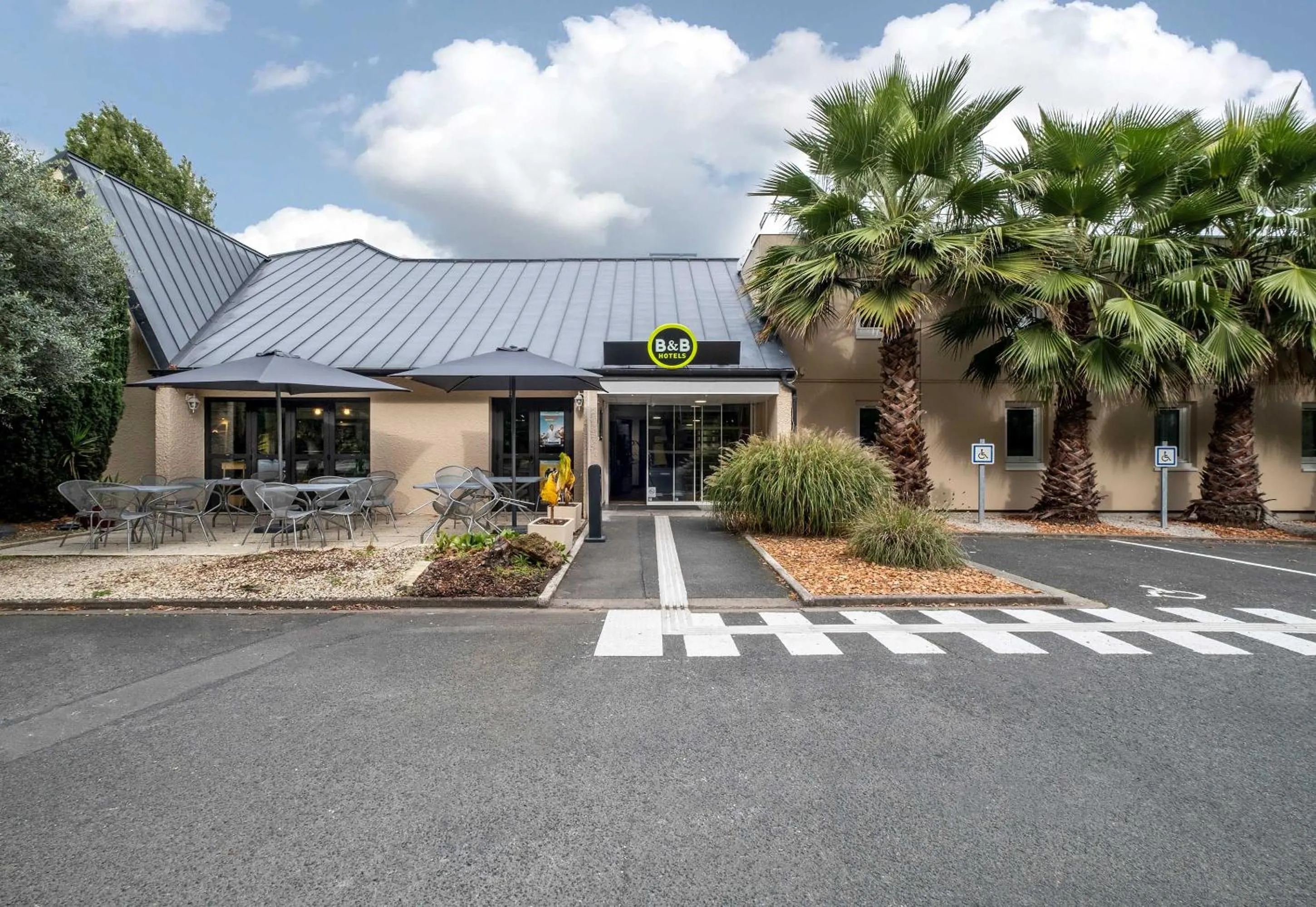 Facade/entrance in B&B HOTEL Niort Sud Venise Verte
