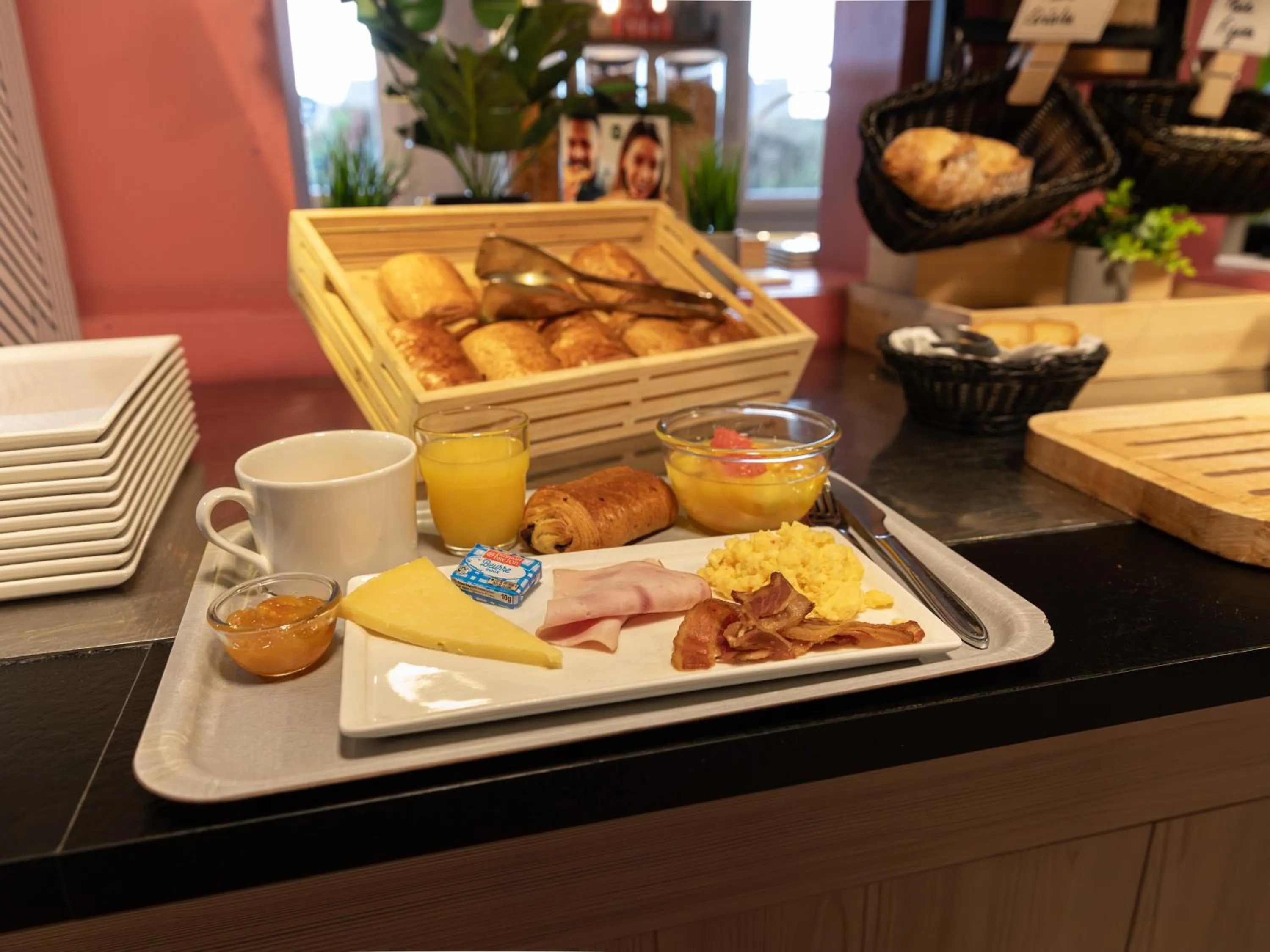 Buffet breakfast in B&B HOTEL Orléans Nord Saran