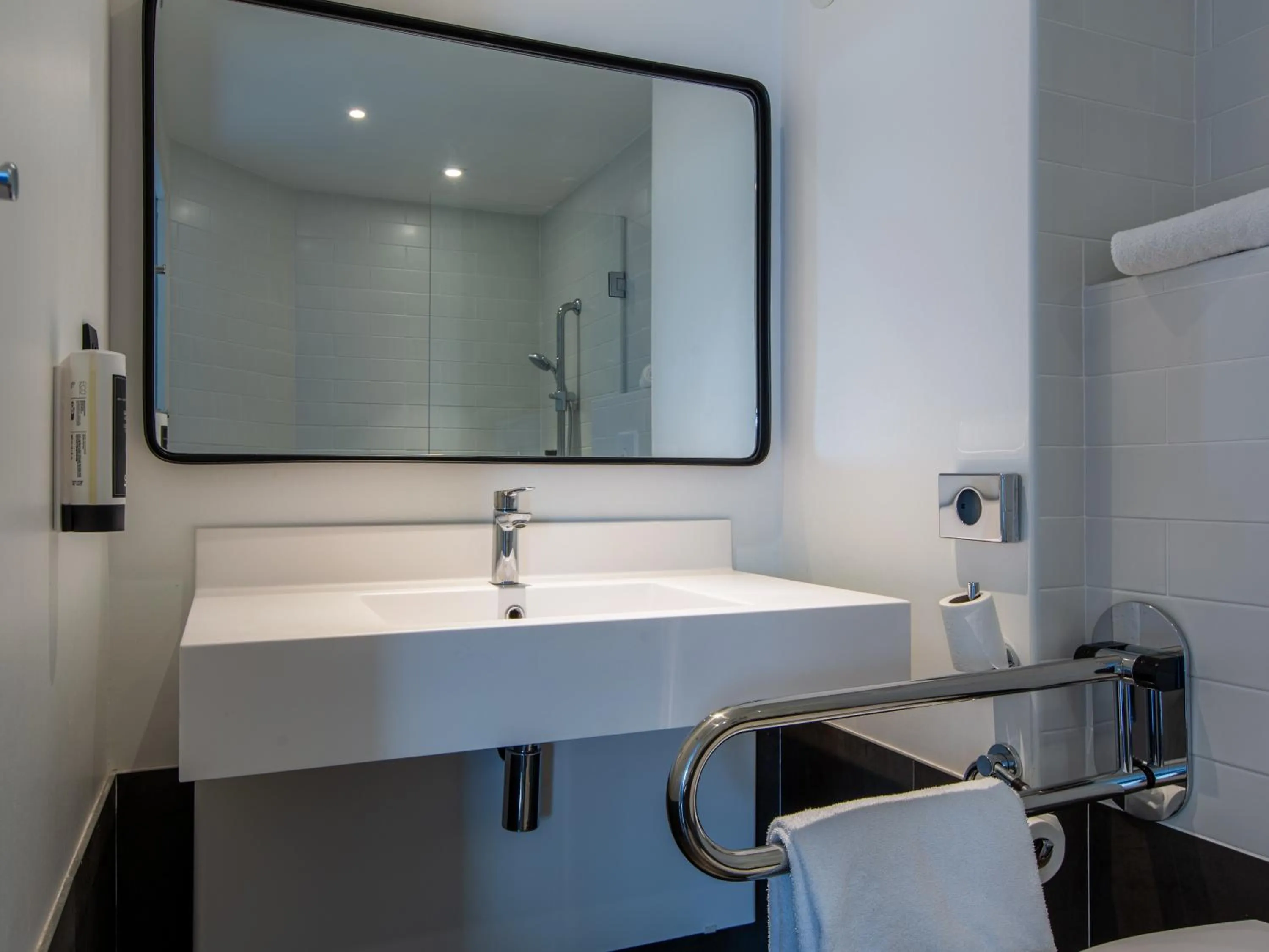 Bathroom in B&B HOTEL Orléans Nord Saran