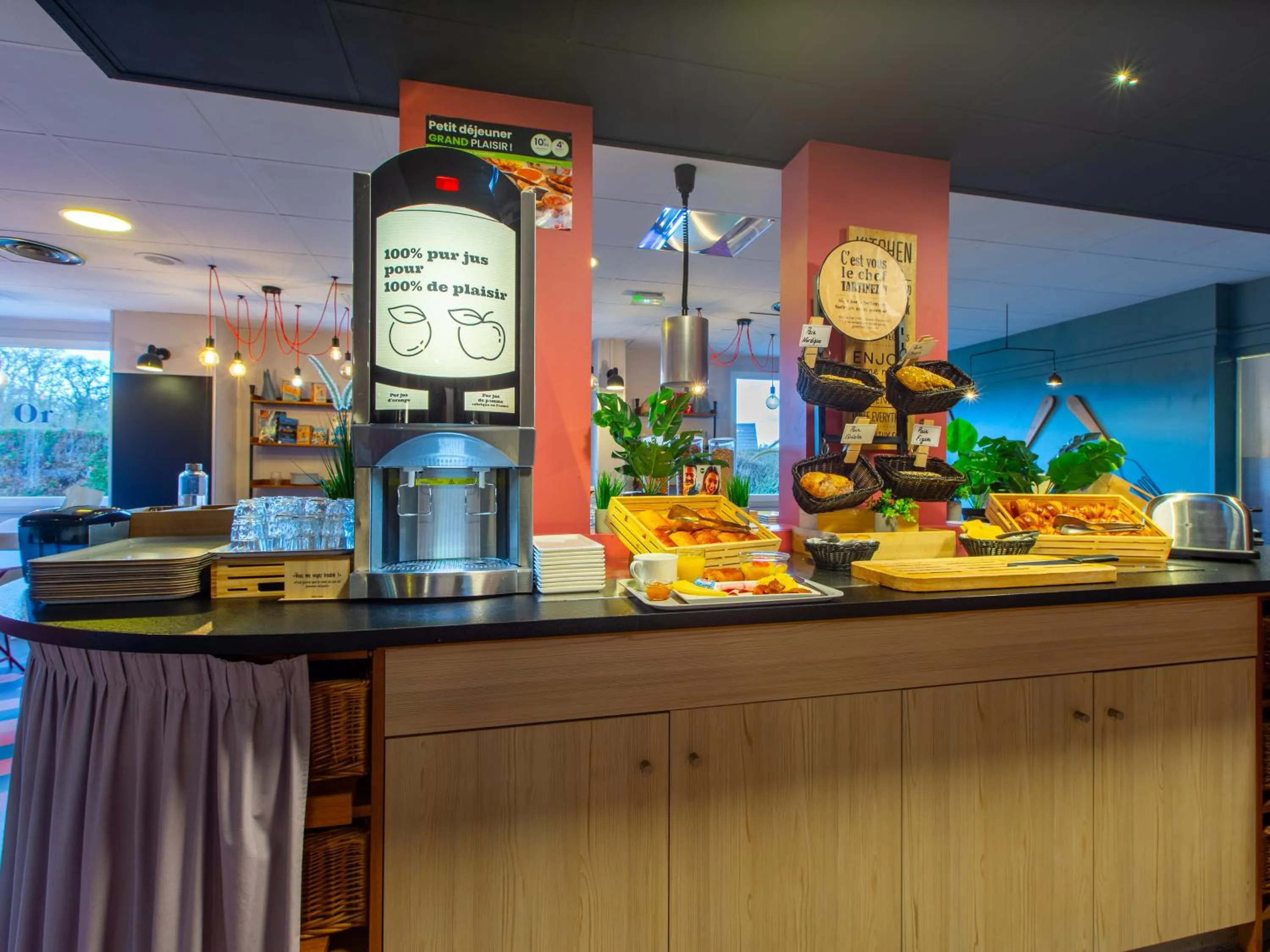 Buffet breakfast in B&B HOTEL Orléans Nord Saran