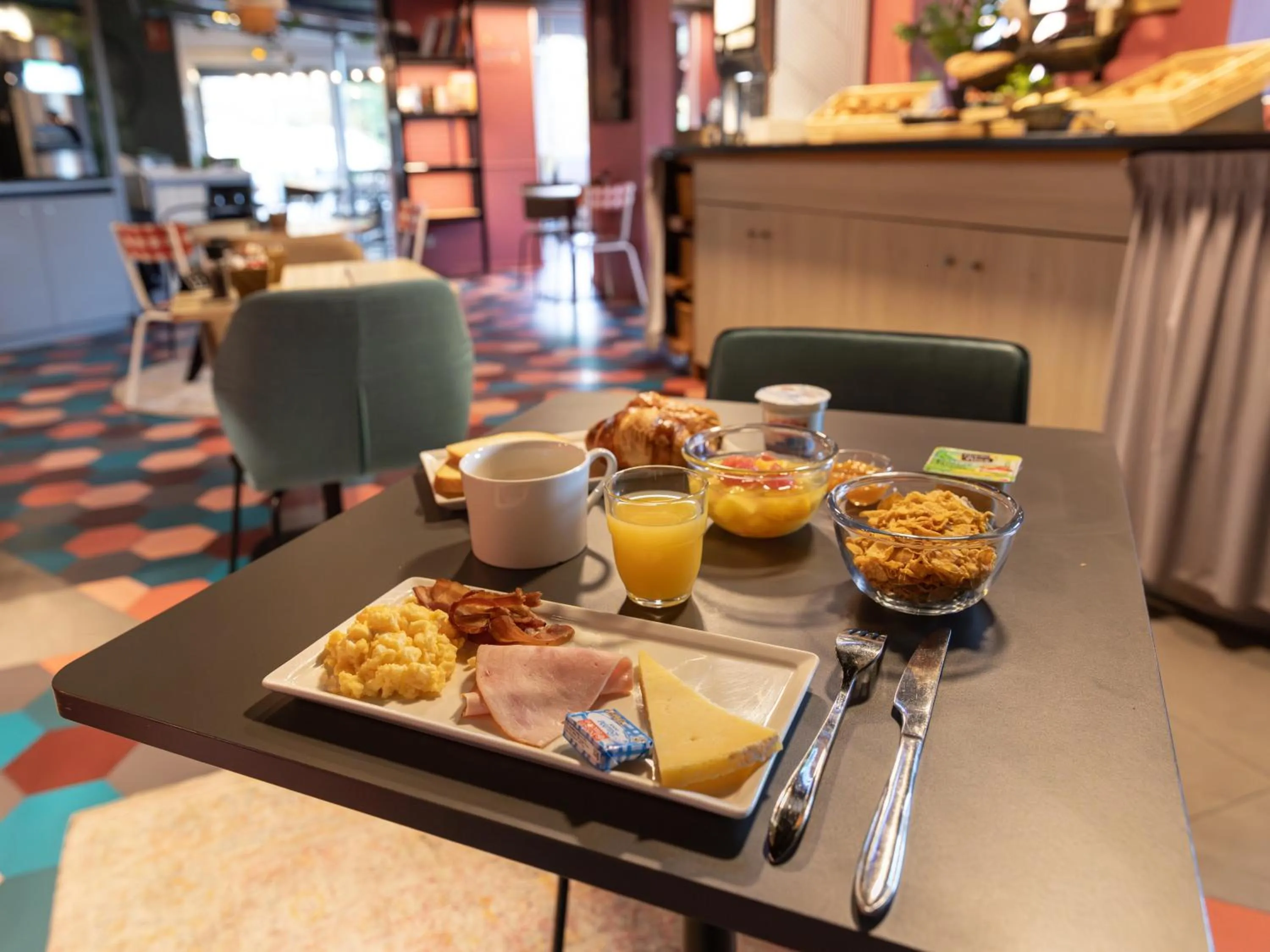 Buffet breakfast in B&B HOTEL Orléans Nord Saran