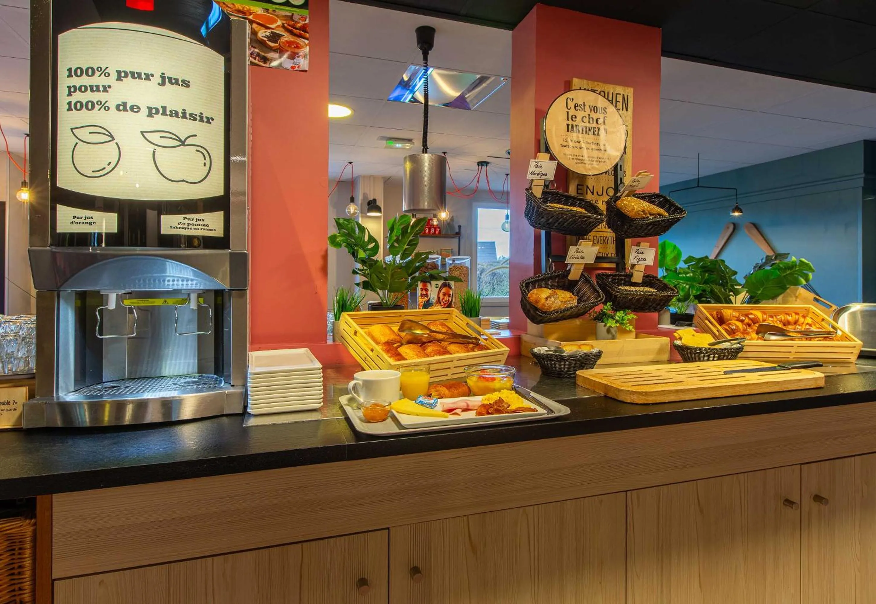 Buffet breakfast in B&B HOTEL Orléans Nord Saran