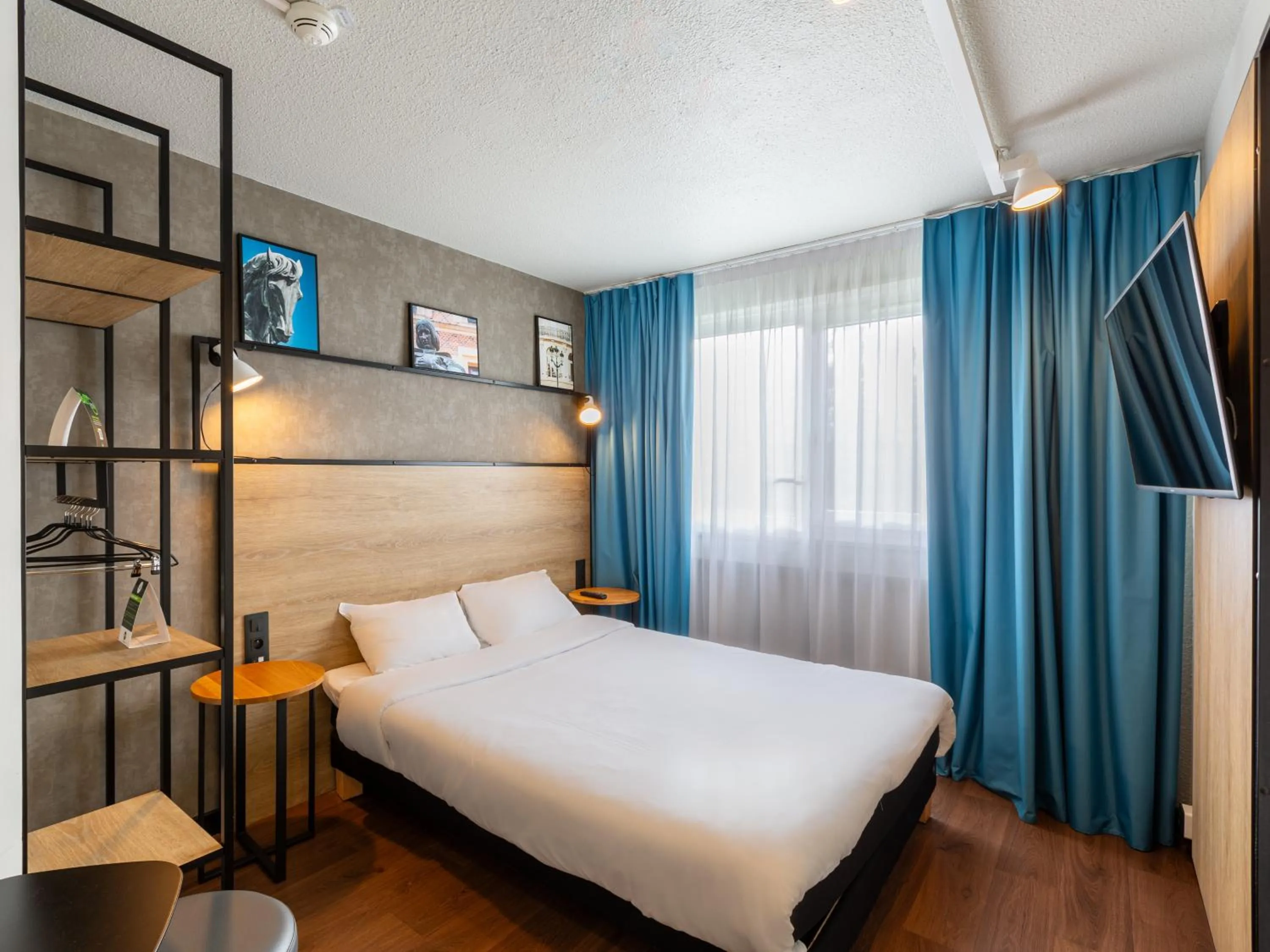 Bedroom, Bed in B&B HOTEL Orléans Nord Saran