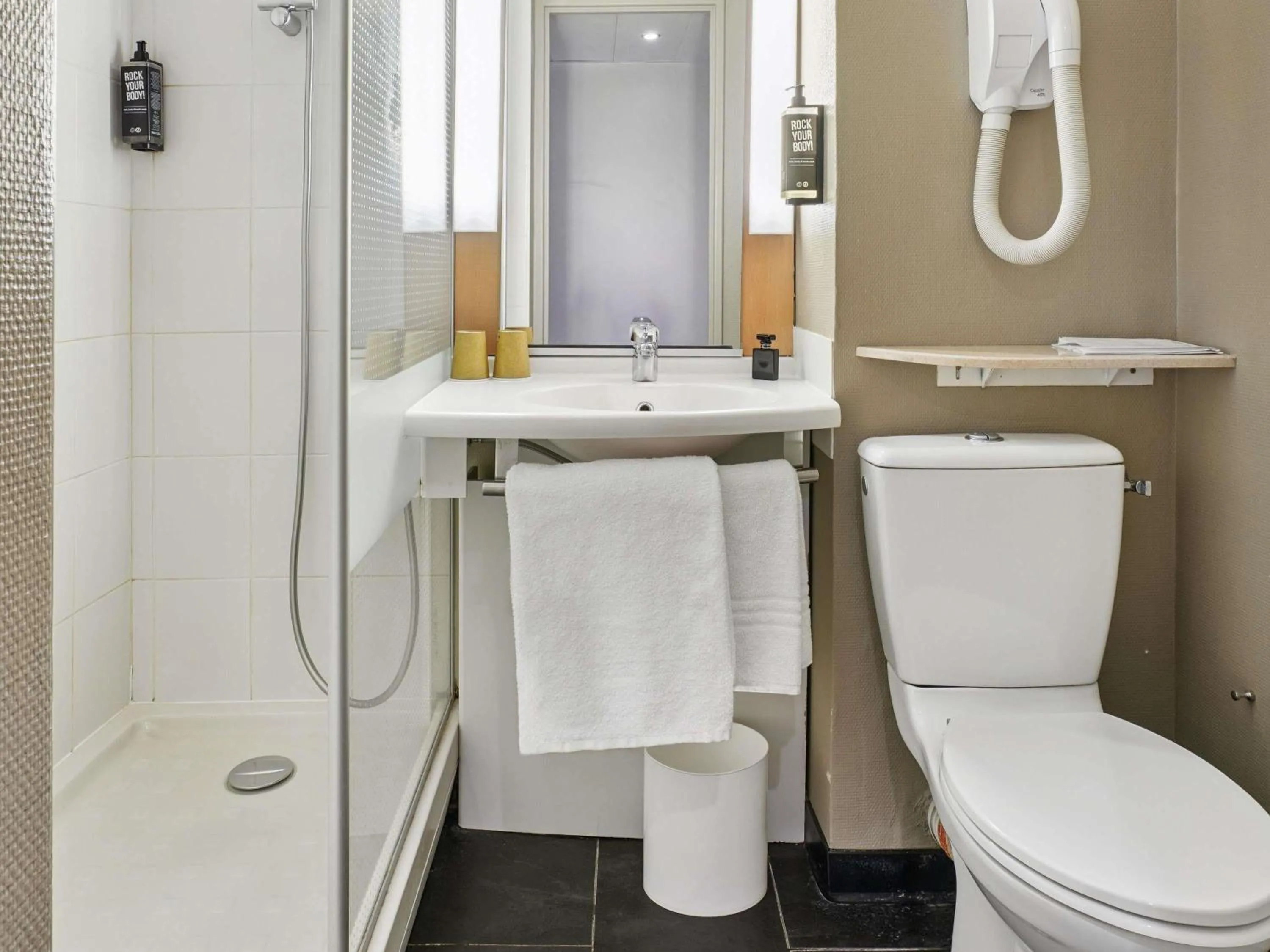 Bedroom in ibis Paris Porte D'Orleans