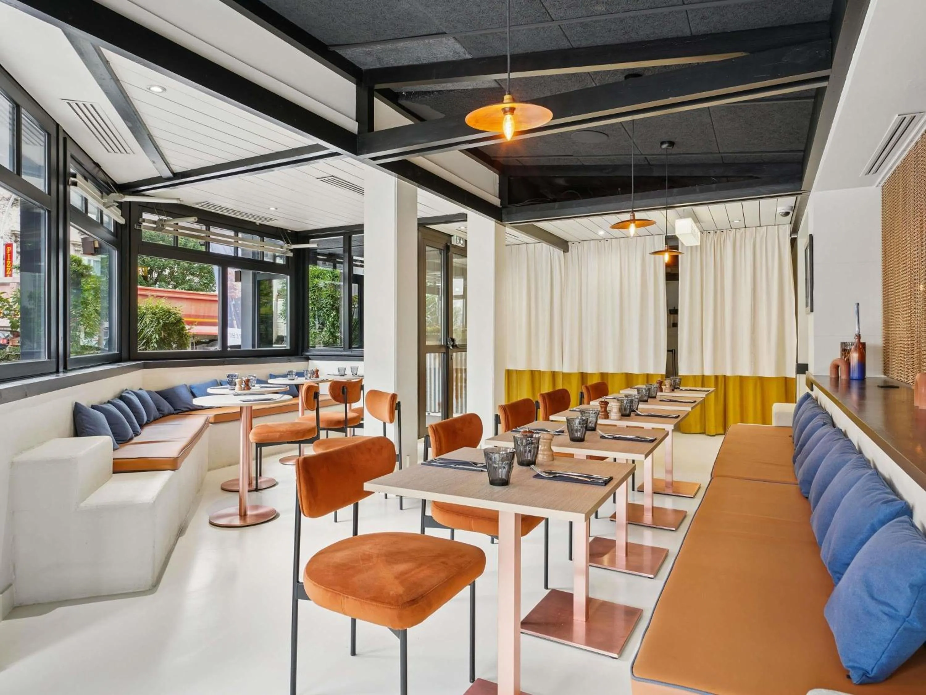 Restaurant/places to eat in ibis Paris Porte D'Orleans