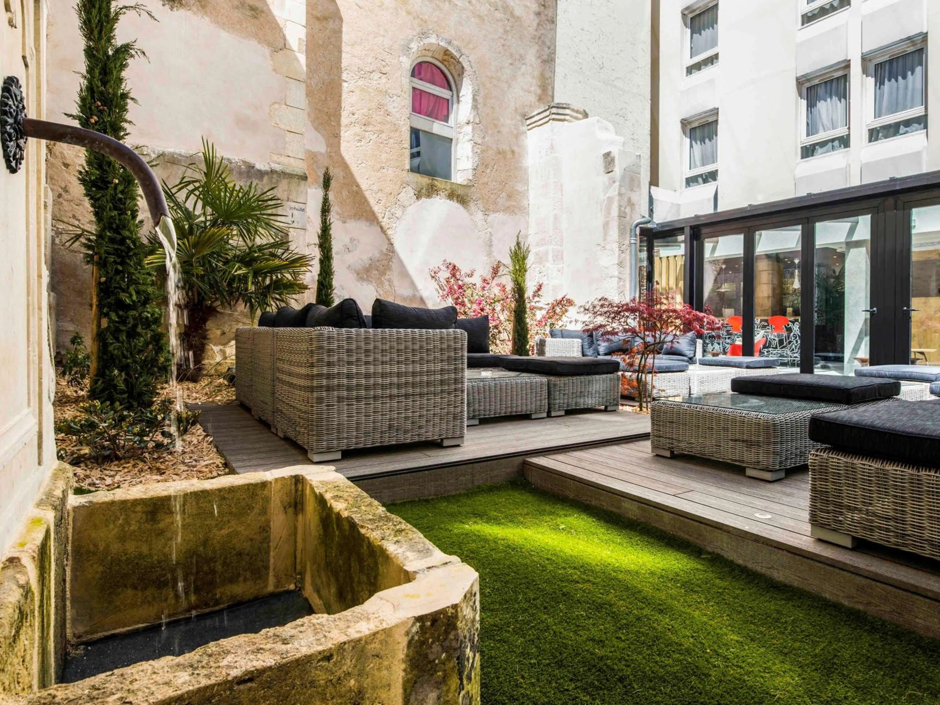 Lounge or bar in IBIS La Rochelle Vieux Port Centre