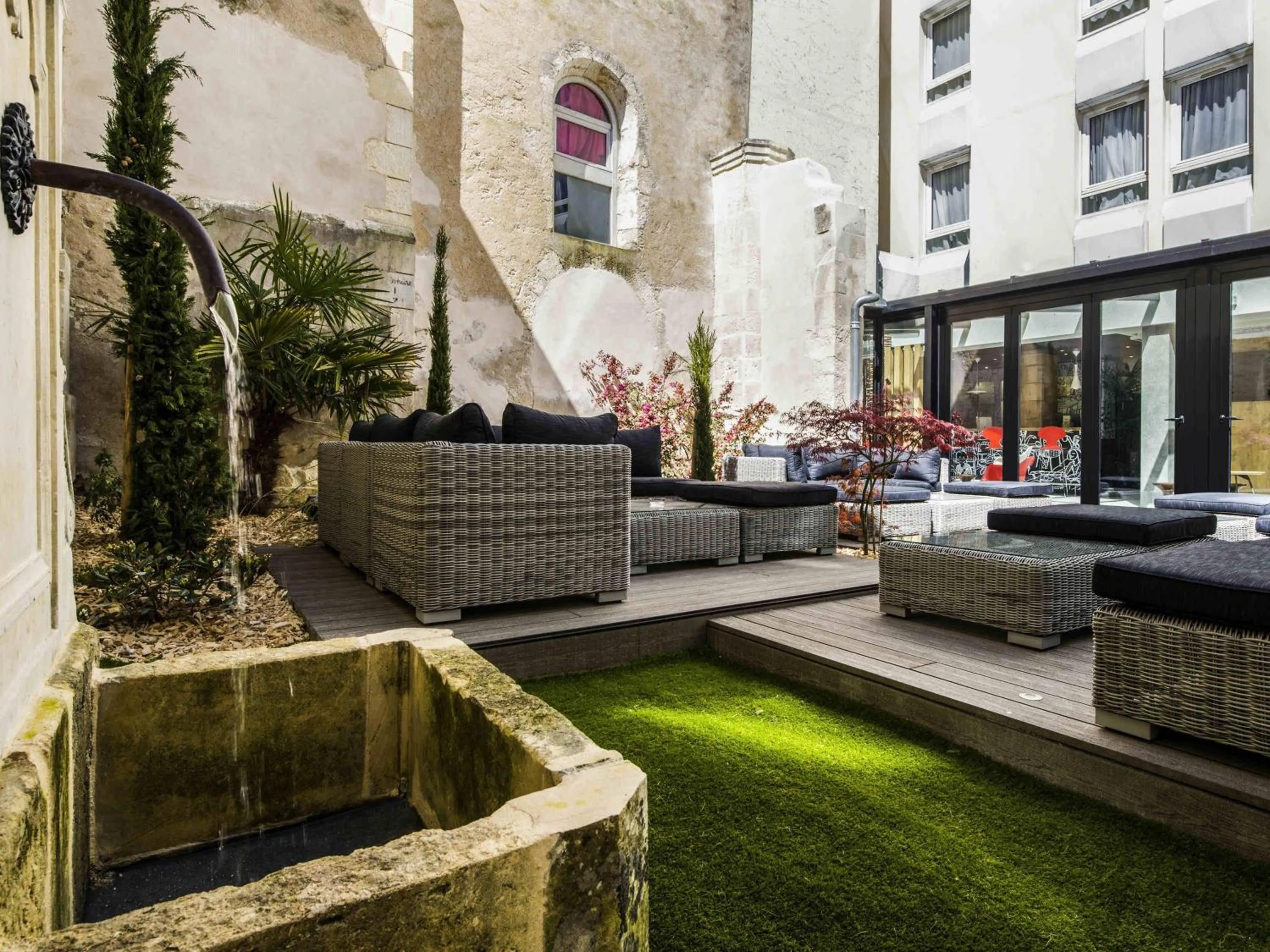 Lounge or bar in IBIS La Rochelle Vieux Port Centre