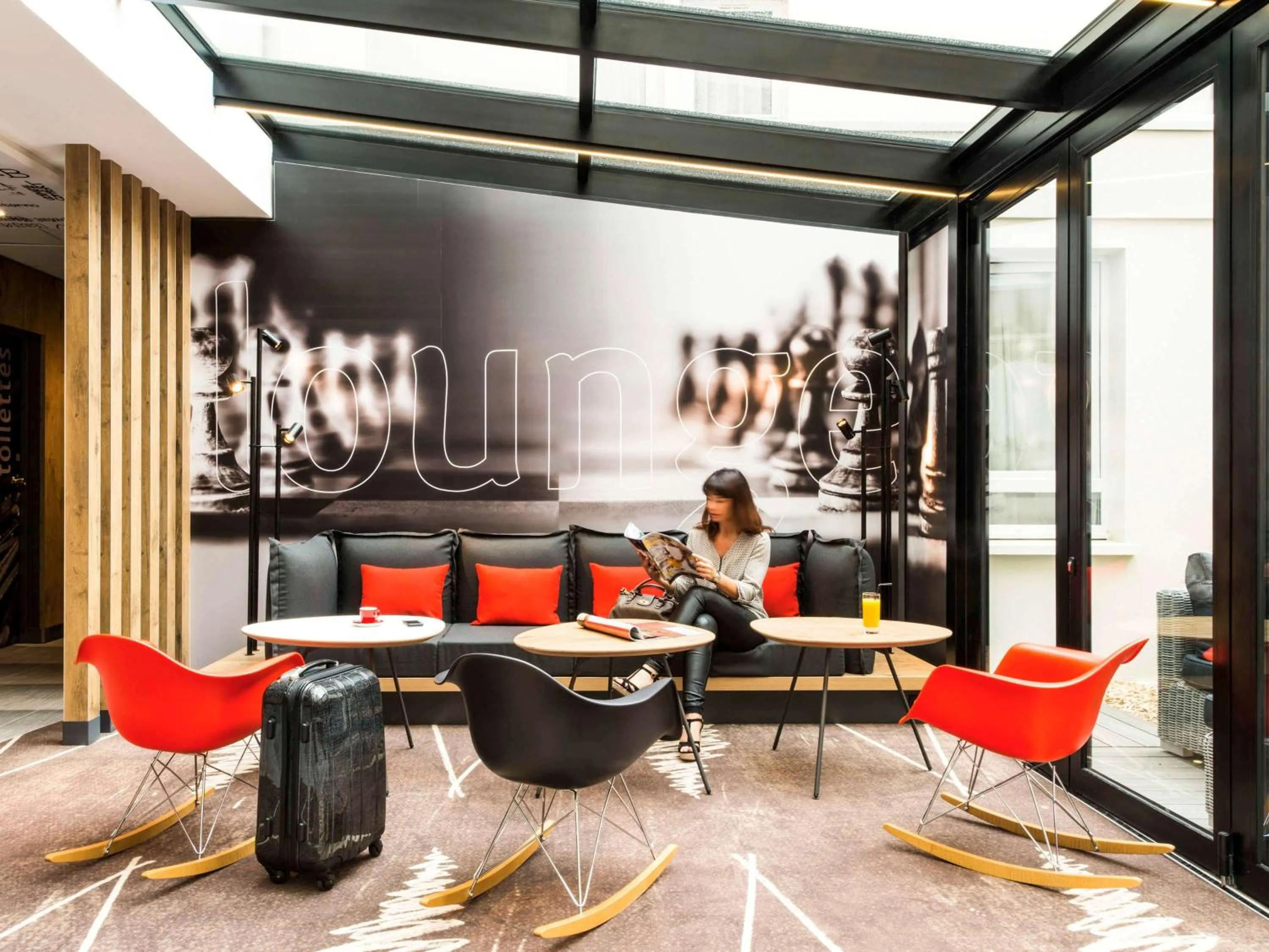 Lounge or bar in IBIS La Rochelle Vieux Port Centre