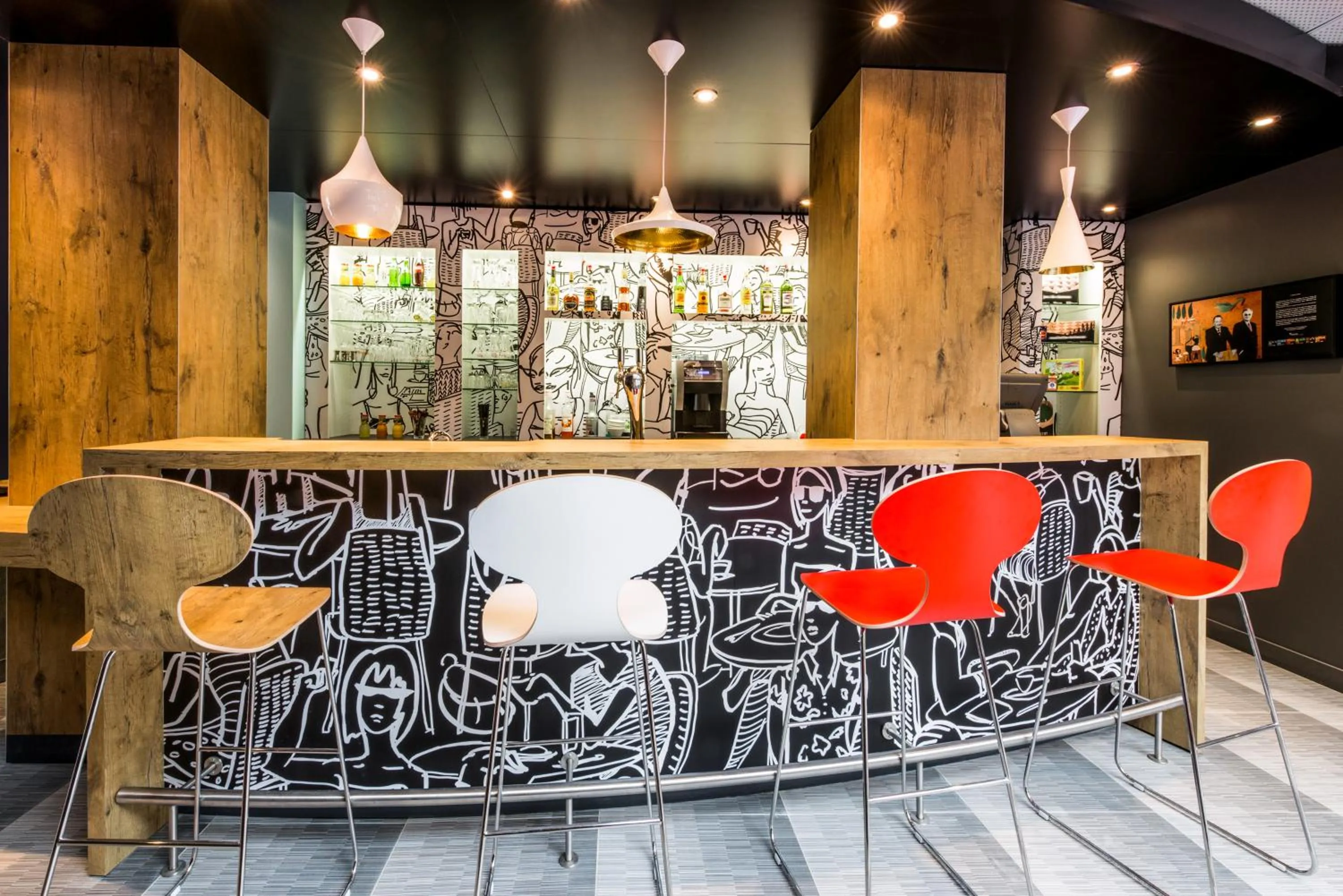 Lounge or bar in IBIS La Rochelle Vieux Port Centre