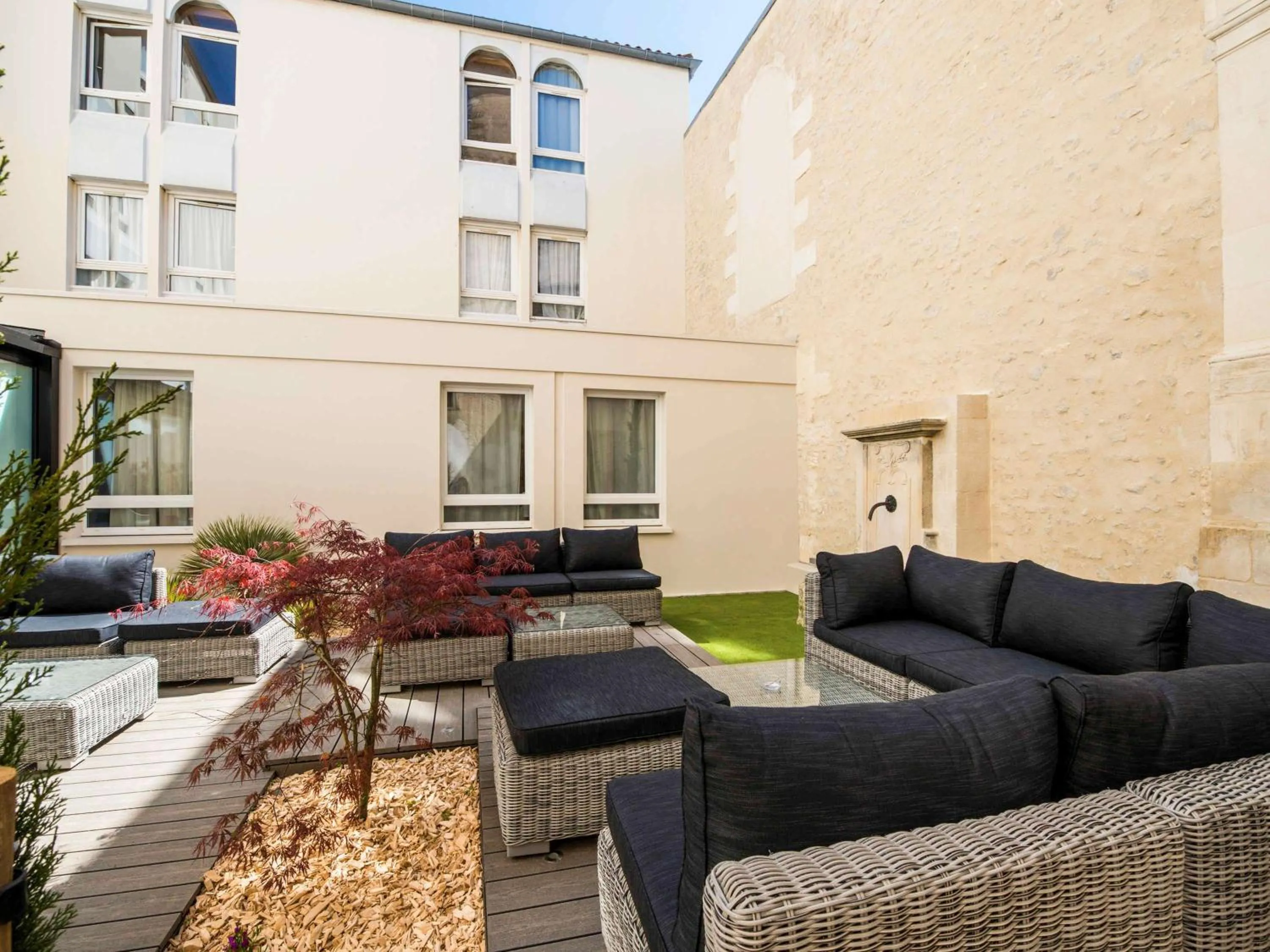 Lounge or bar in IBIS La Rochelle Vieux Port Centre