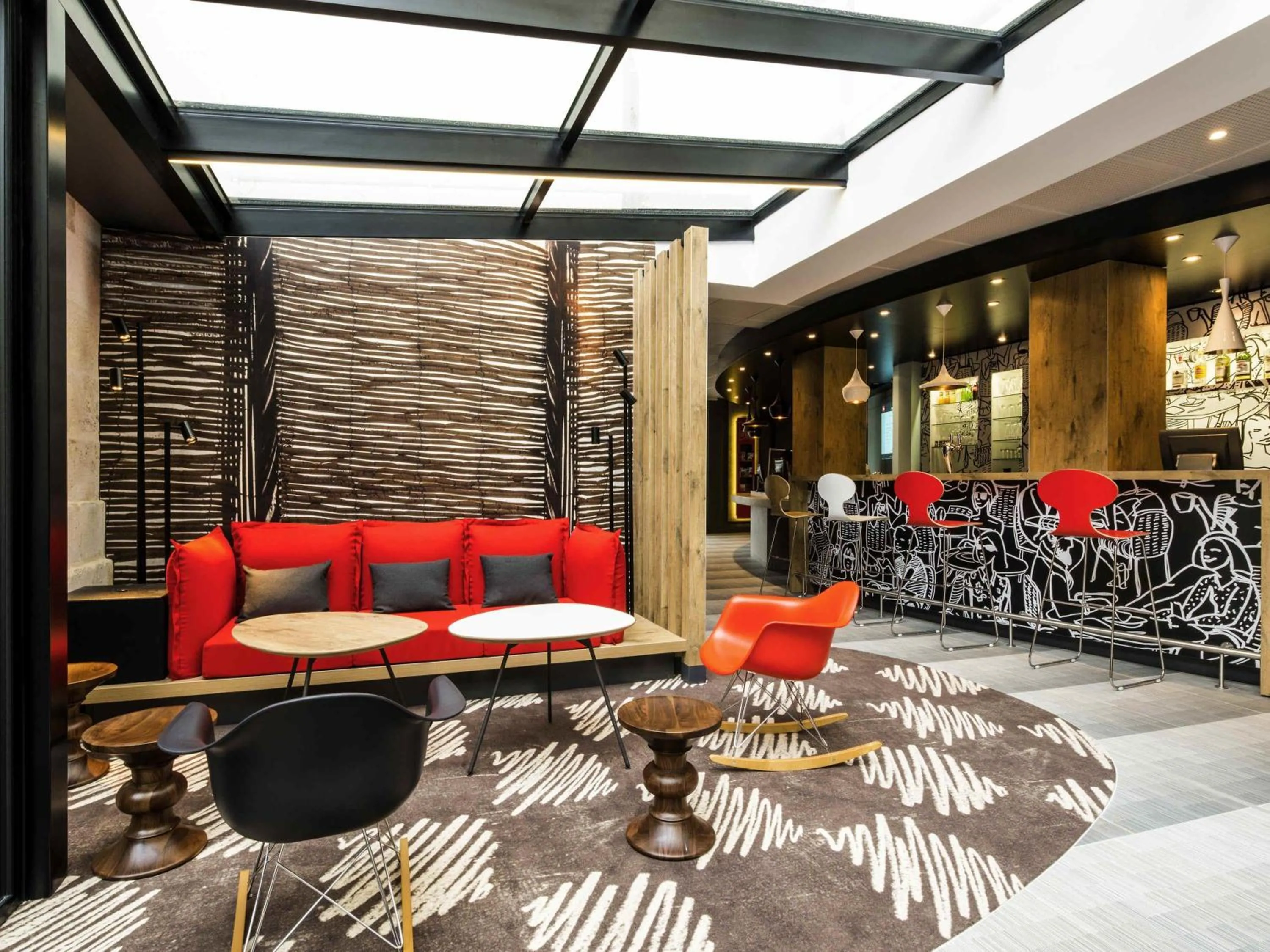 Lounge or bar in IBIS La Rochelle Vieux Port Centre