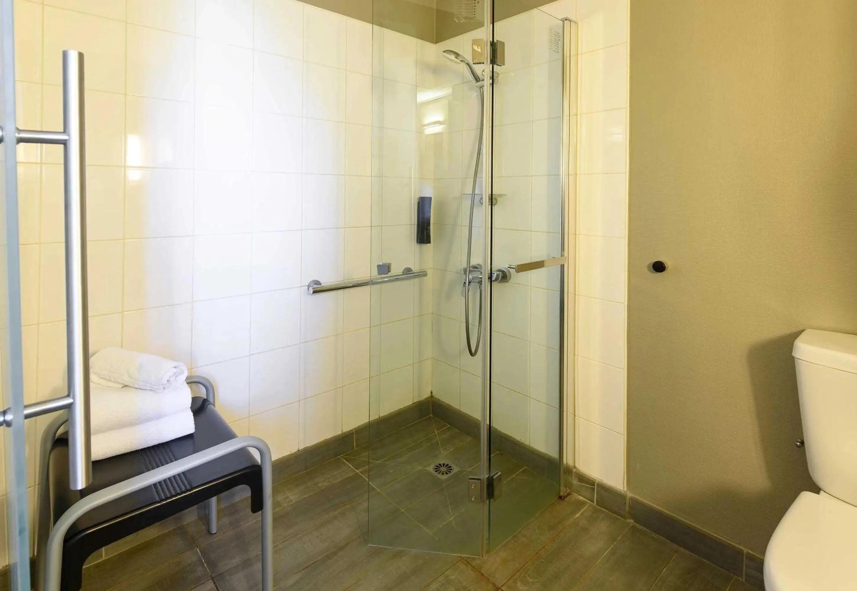 Bathroom in B&B HOTEL Toulouse Université 3 étoiles