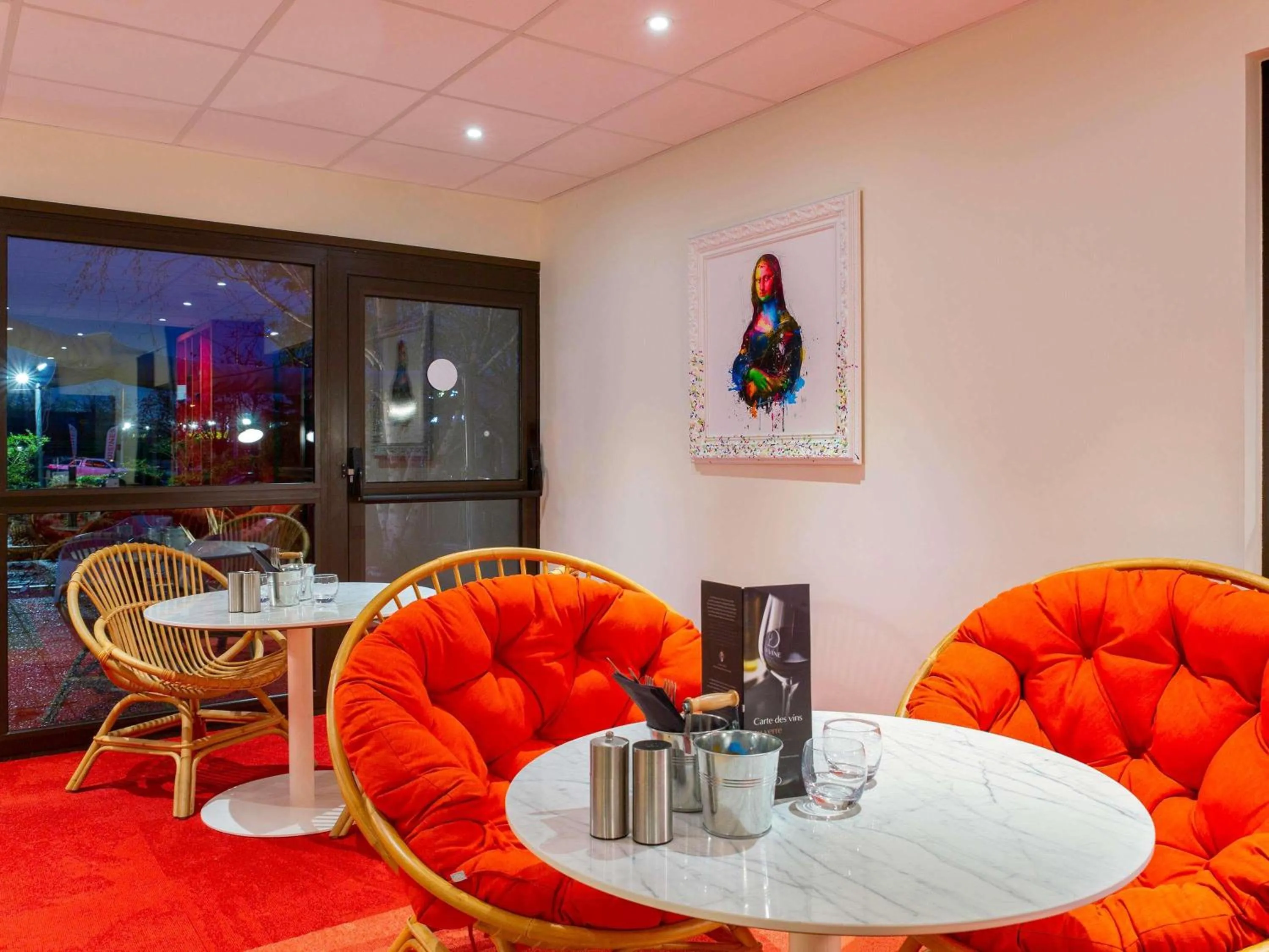 Lounge or bar in ibis Tours Sud