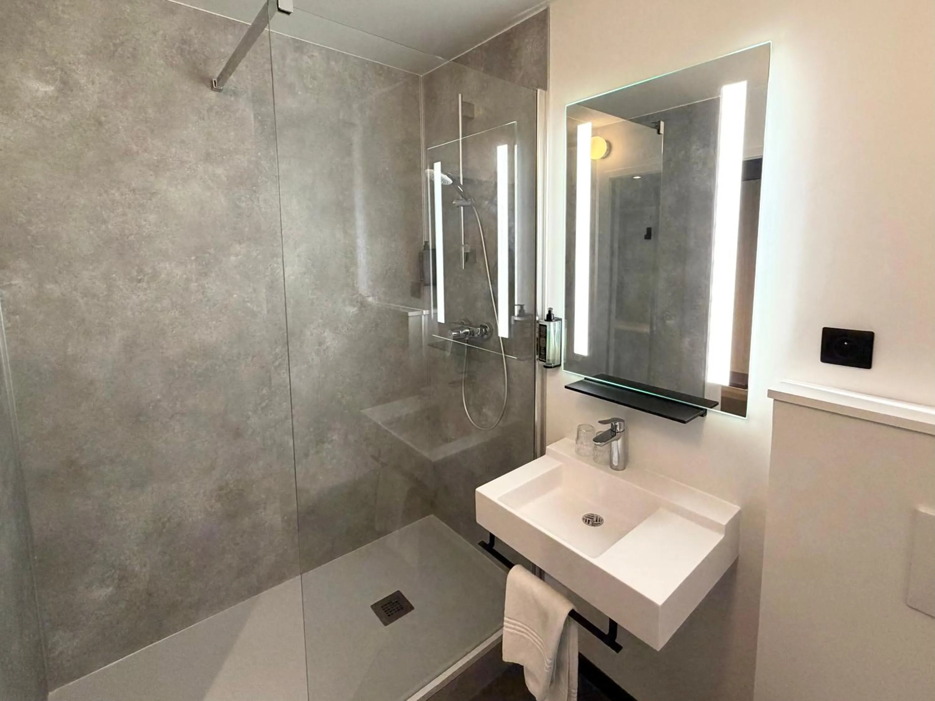 Bathroom in ibis Rennes Beaulieu