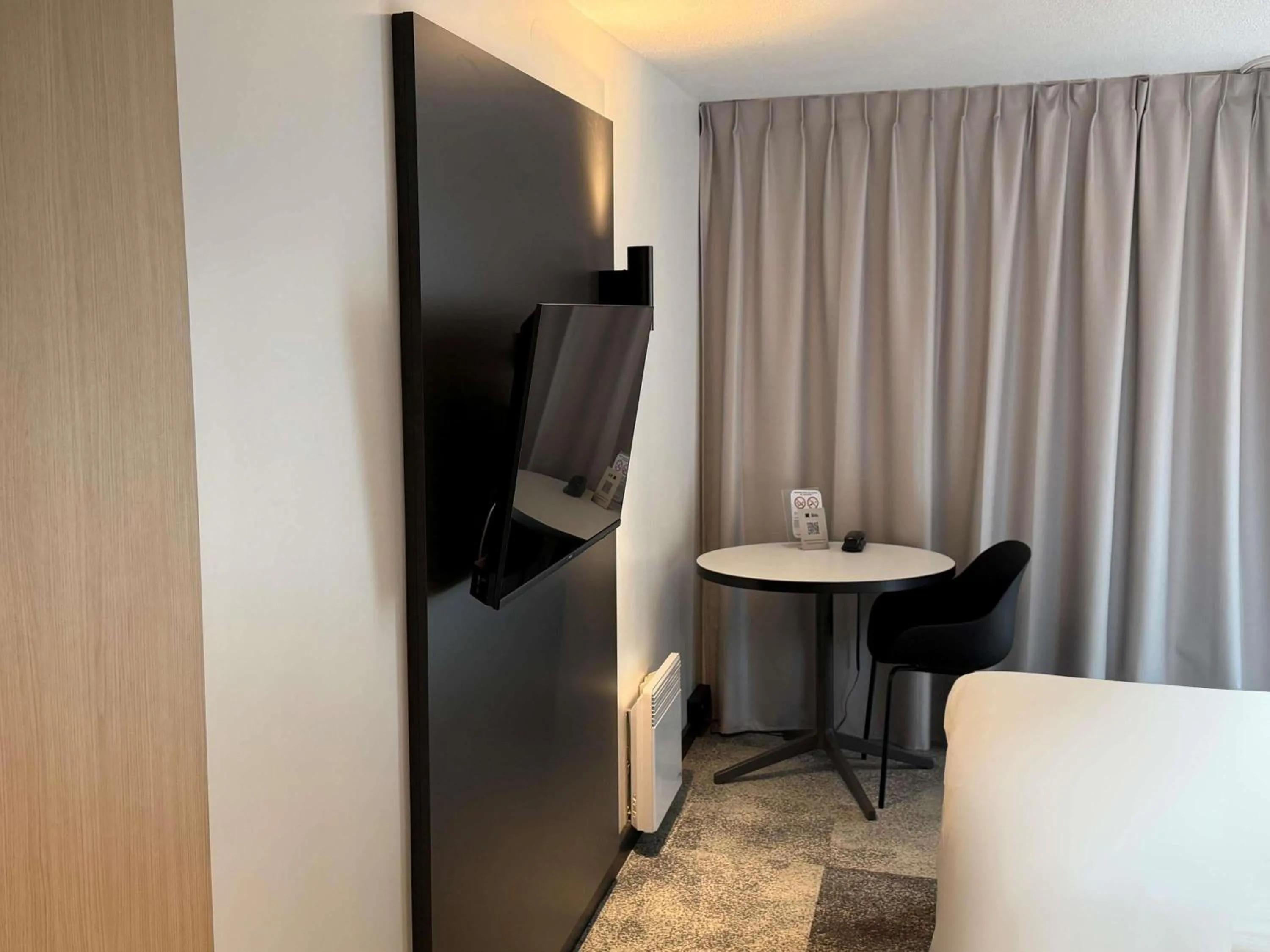 Bedroom, Bed in ibis Rennes Beaulieu