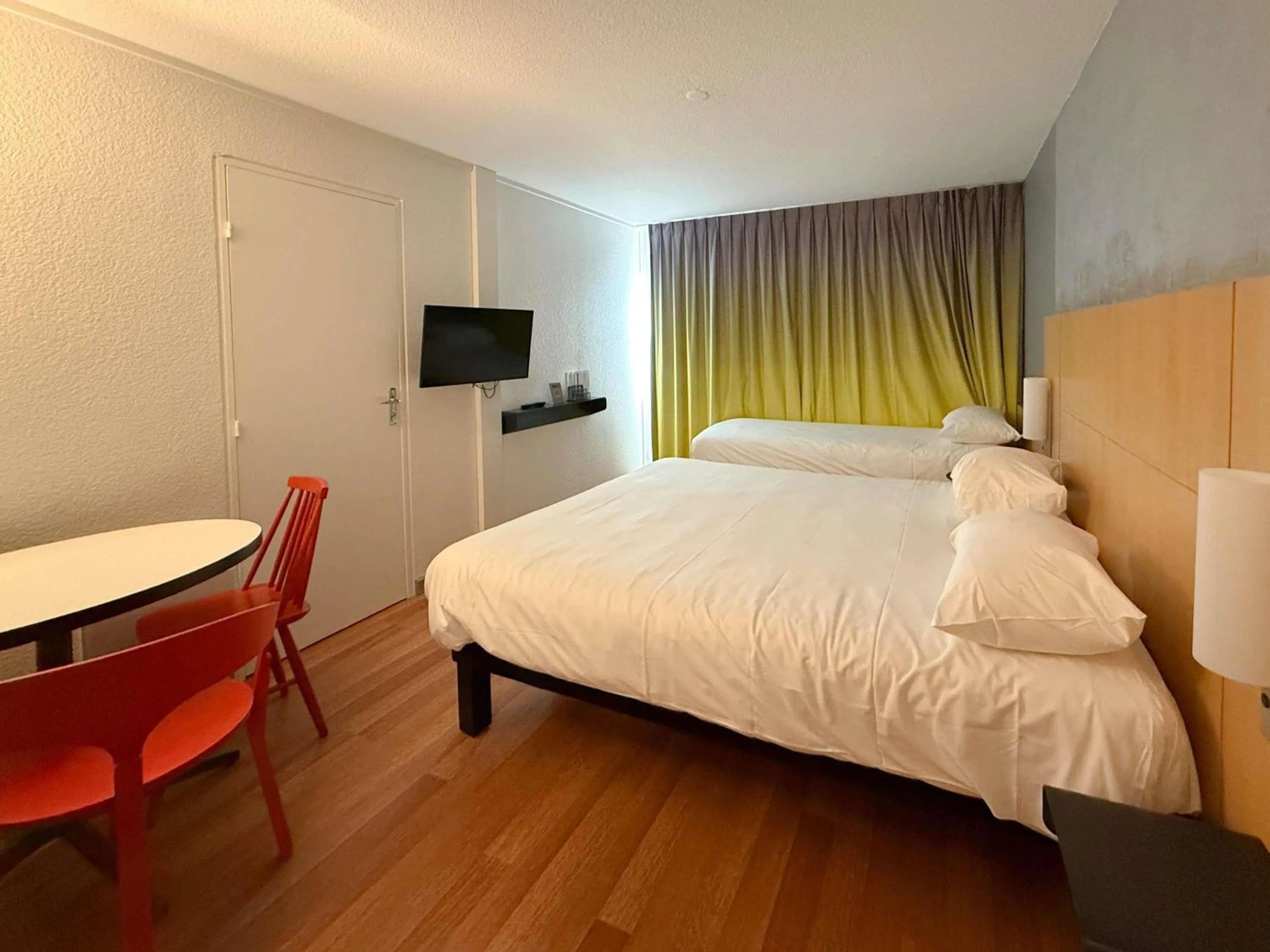 Bedroom, Bed in ibis Rennes Beaulieu