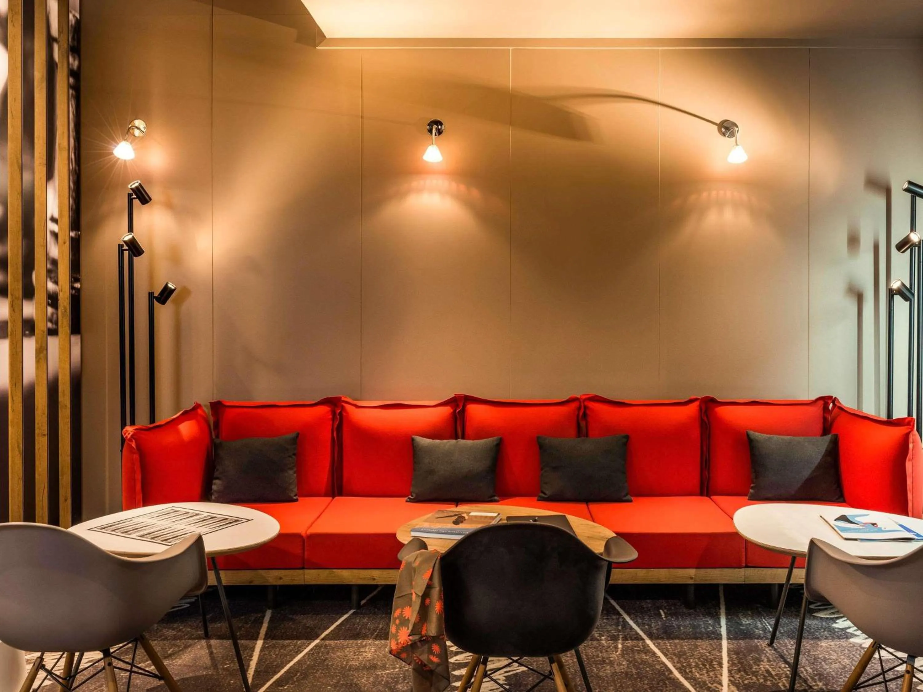 Lounge or bar in ibis Paris Montmartre Sacré-Coeur