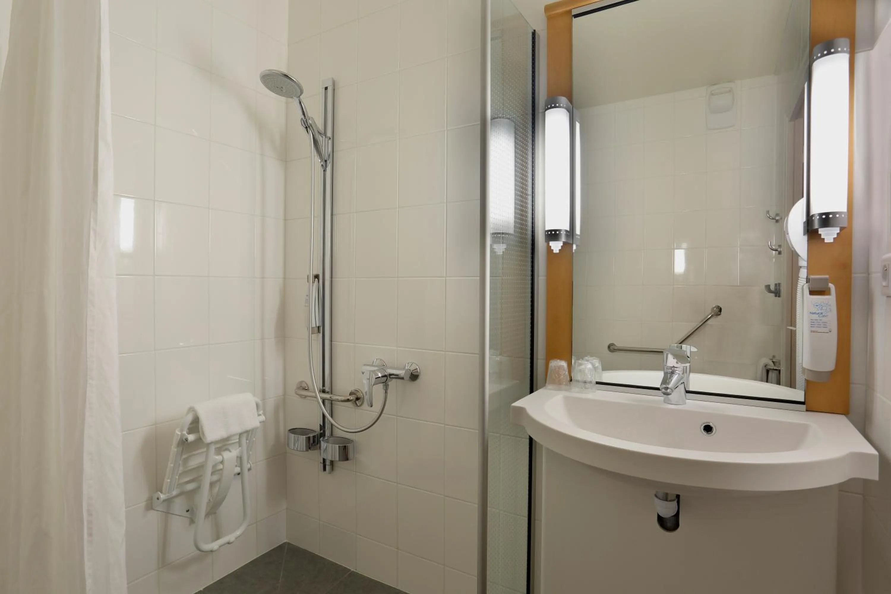 Bathroom in ibis Le Mans Est Pontlieue