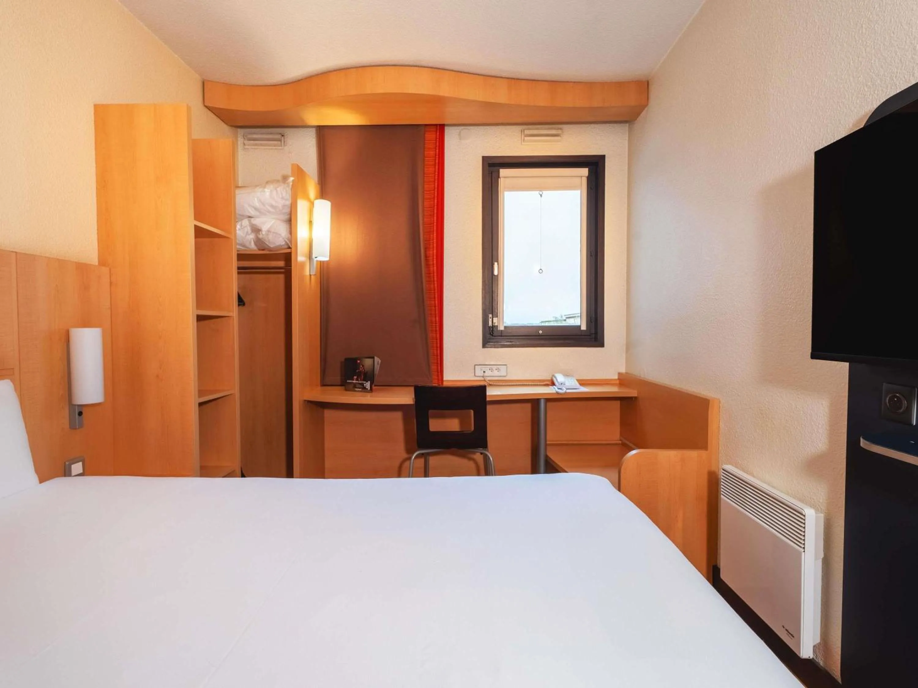Bedroom, Bed in ibis Paris Pont de Suresnes Longchamp