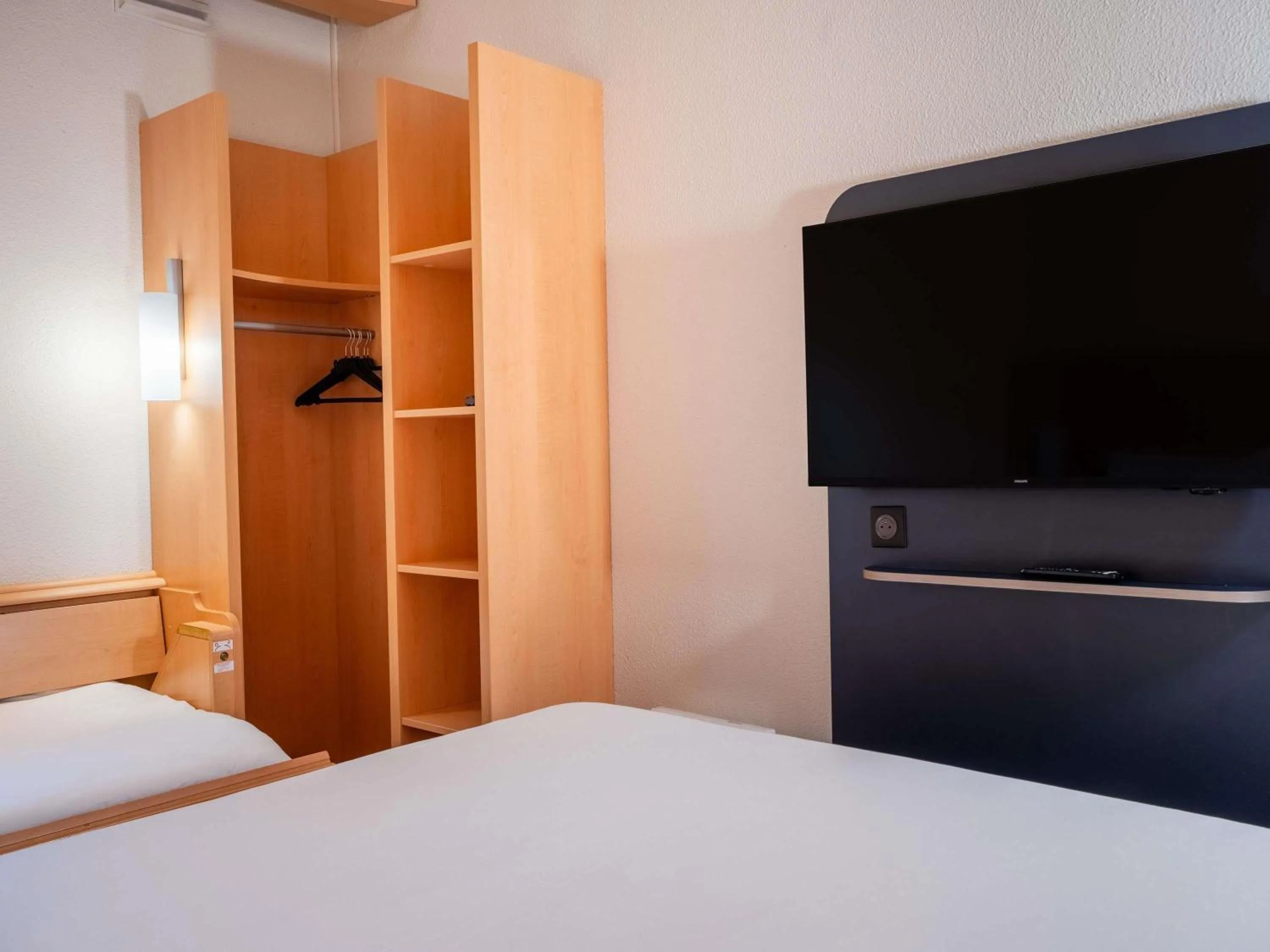 Bedroom, Bed in ibis Paris Pont de Suresnes Longchamp