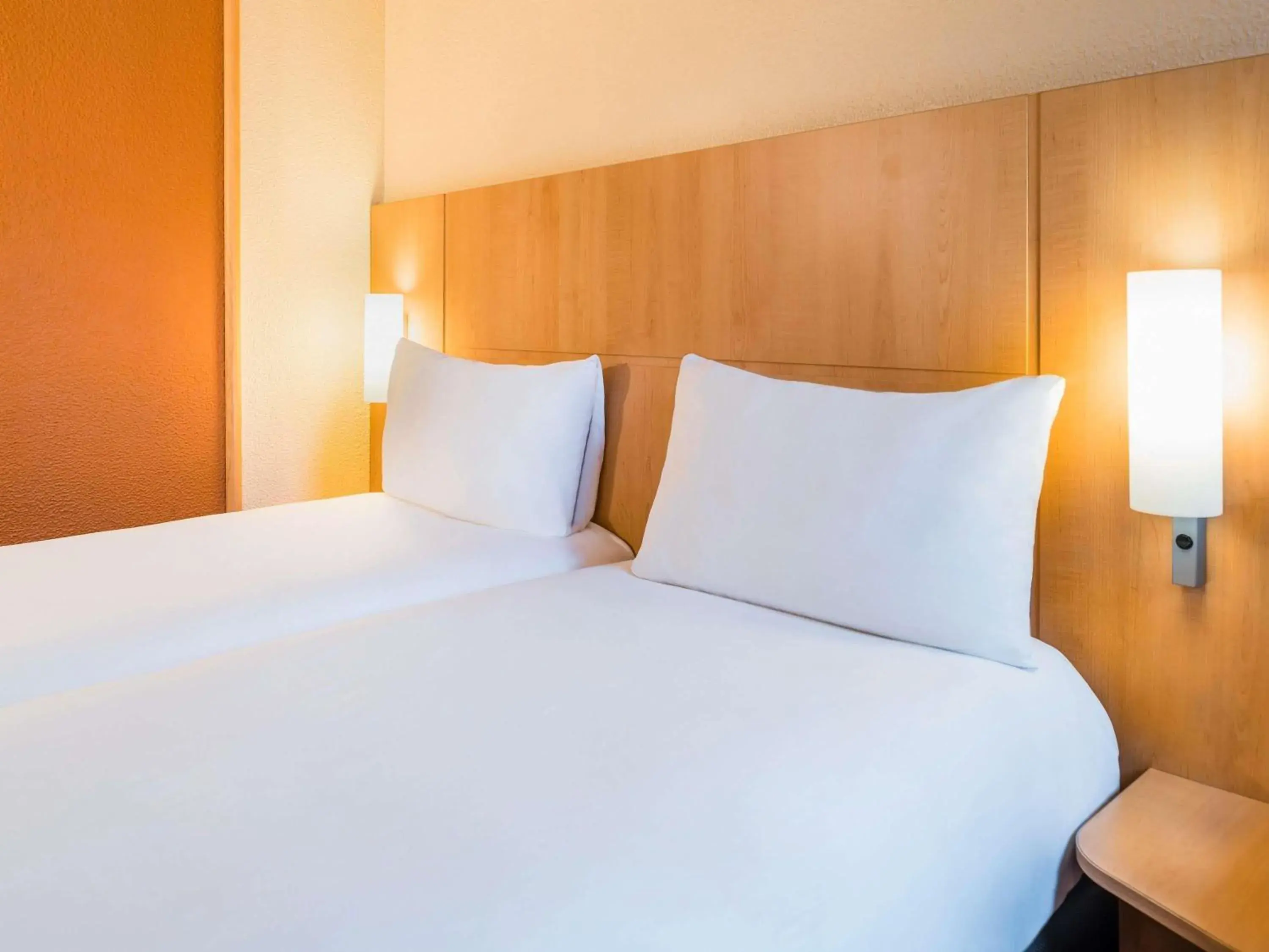 Standard Room with 2 Single Beds in ibis Paris Pont de Suresnes Longchamp Standard Room with 2 Single Beds in ibis Paris Pont de Suresnes Longchamp