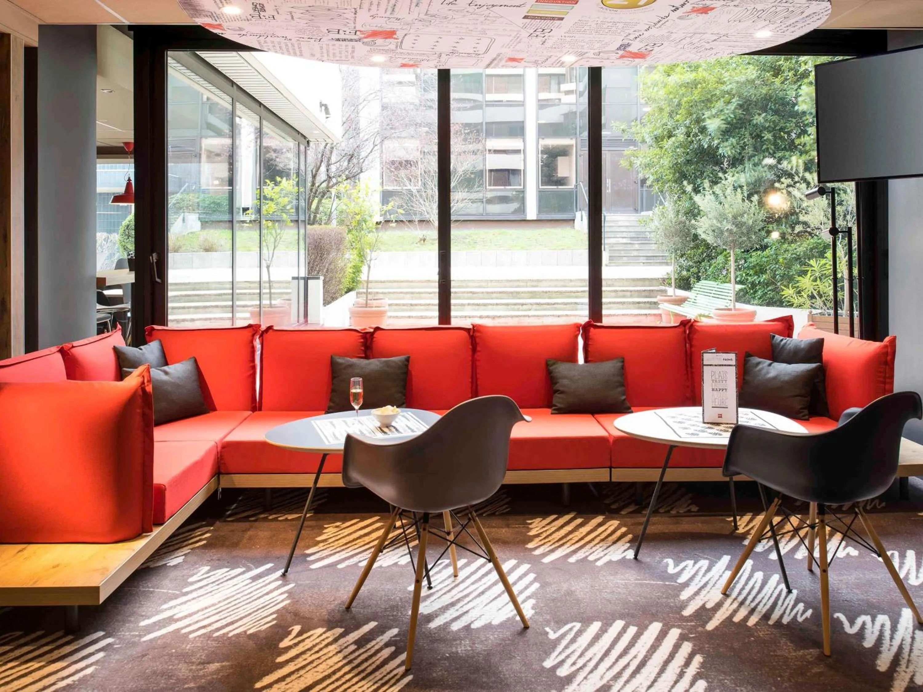 Property building in ibis Paris Pont de Suresnes Longchamp