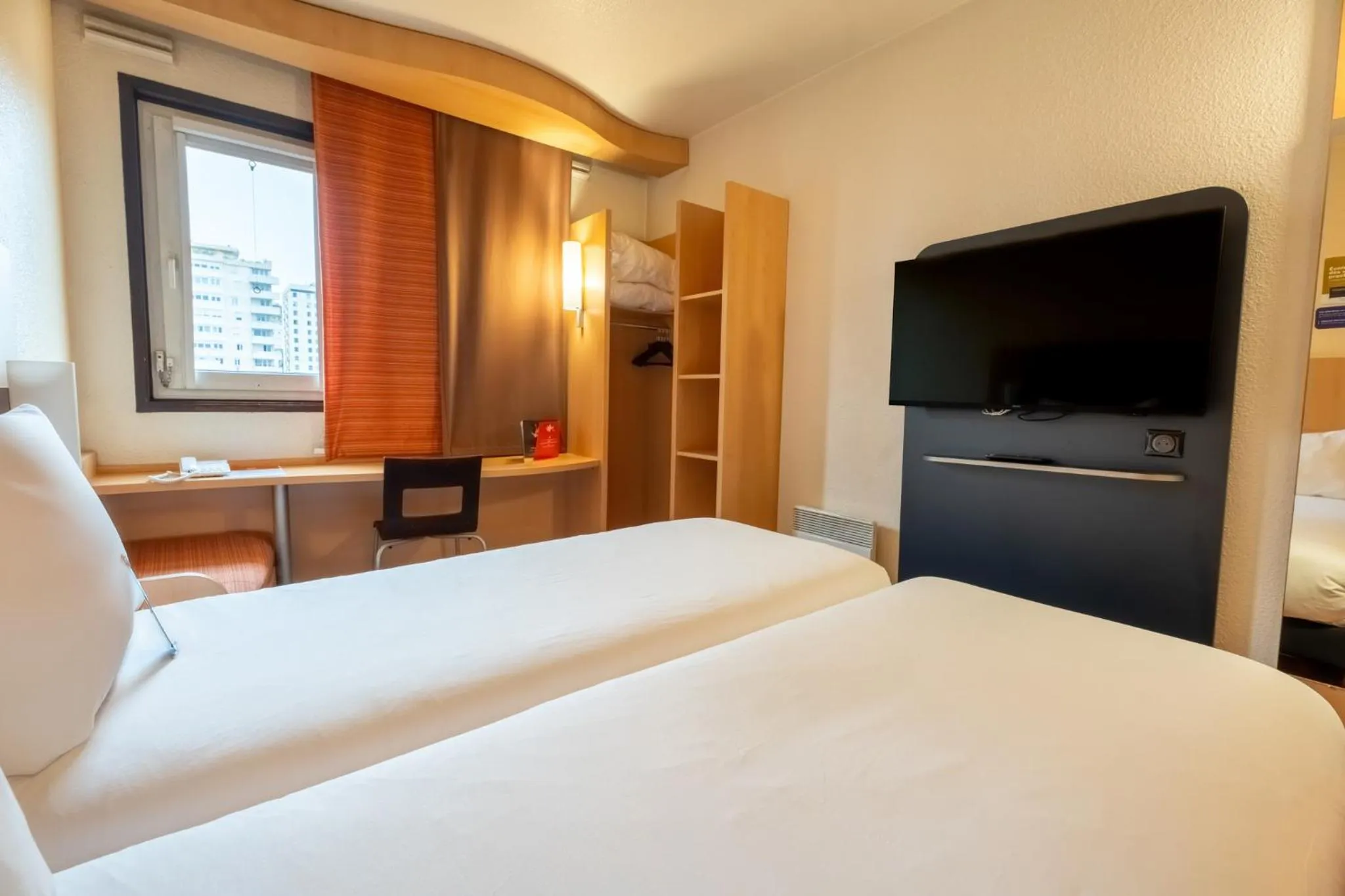 Bed in ibis Paris Pont de Suresnes Longchamp