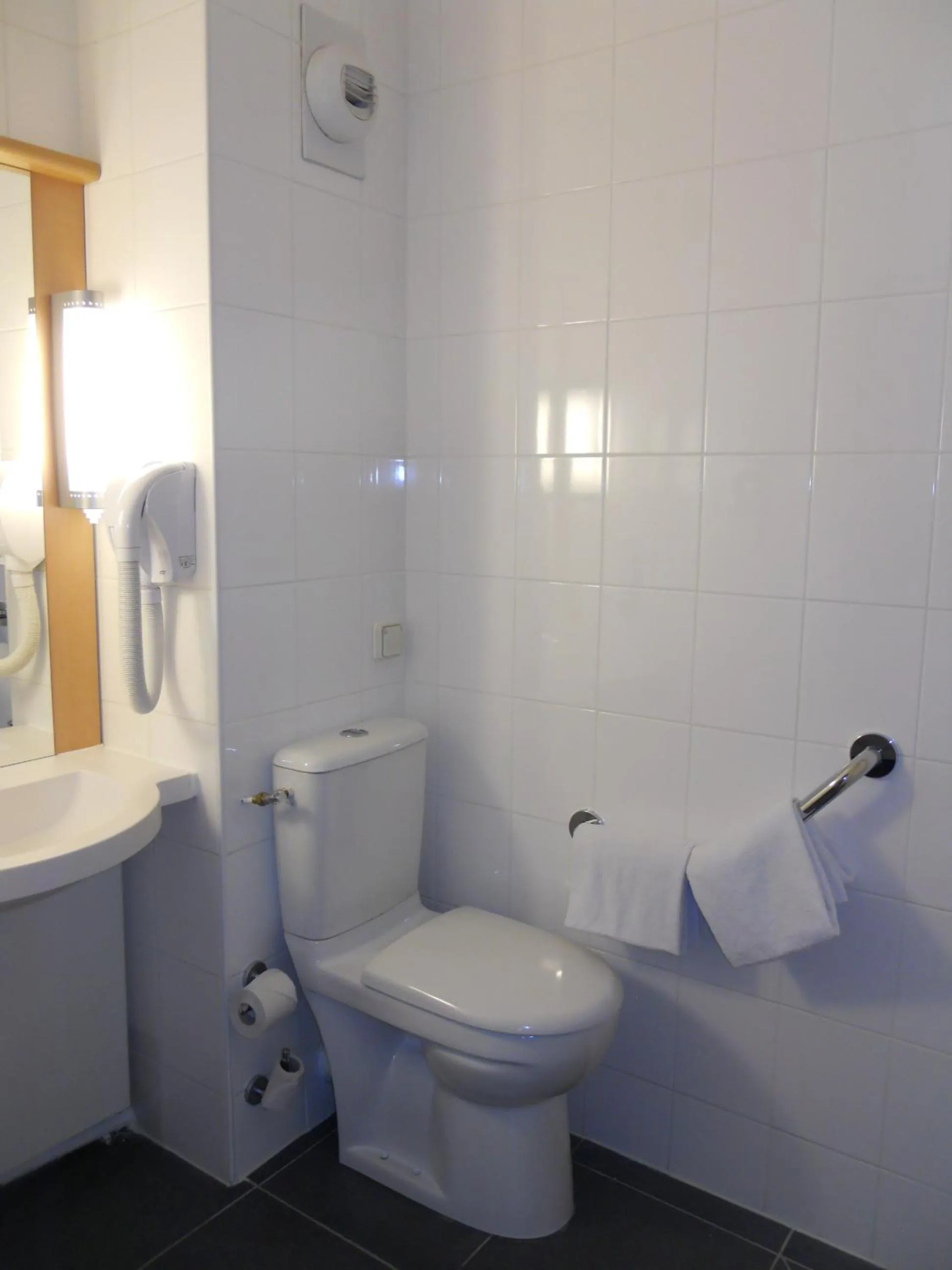 Shower in ibis Paris Pont de Suresnes Longchamp
