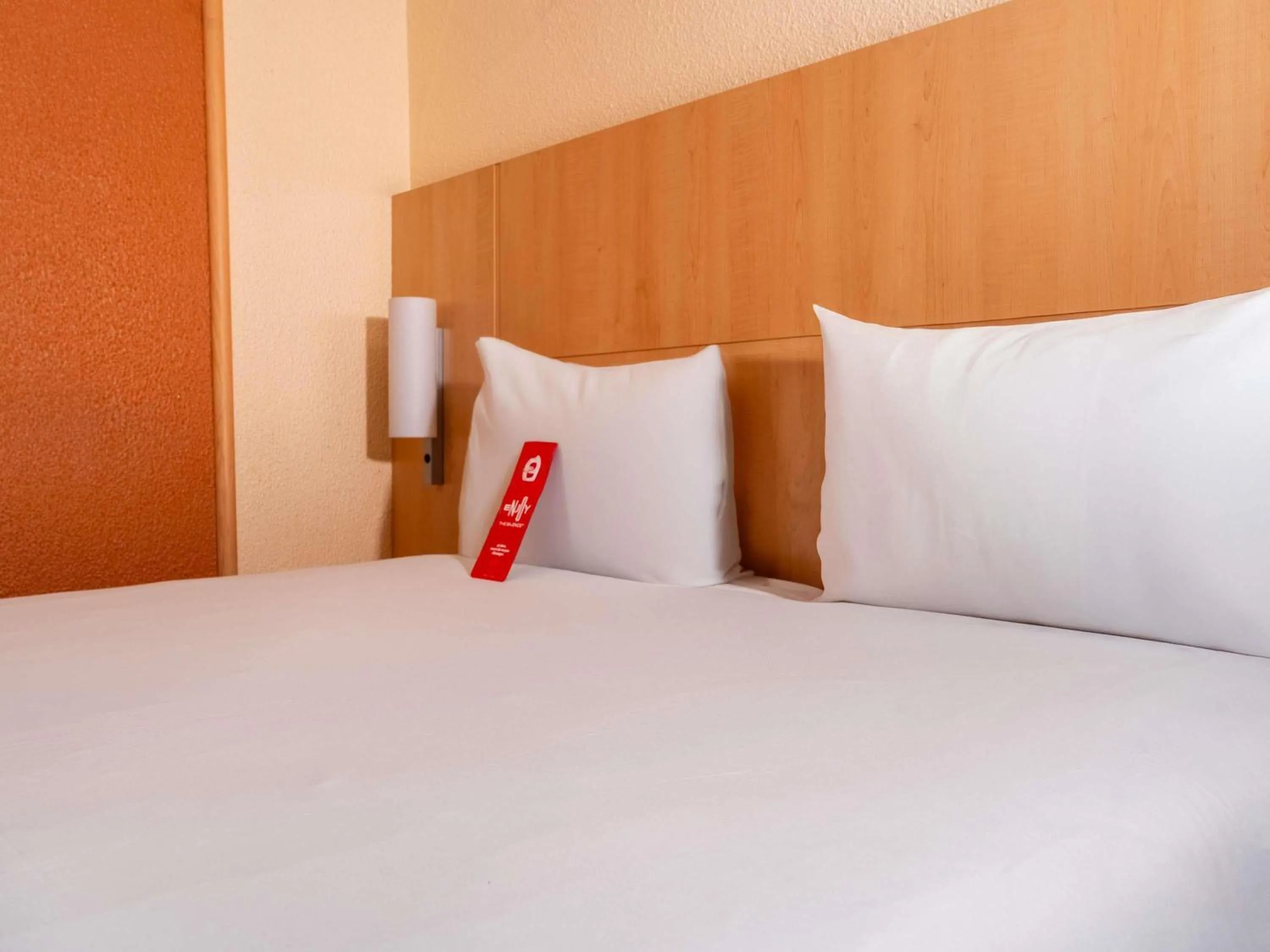 Bedroom, Bed in ibis Paris Pont de Suresnes Longchamp