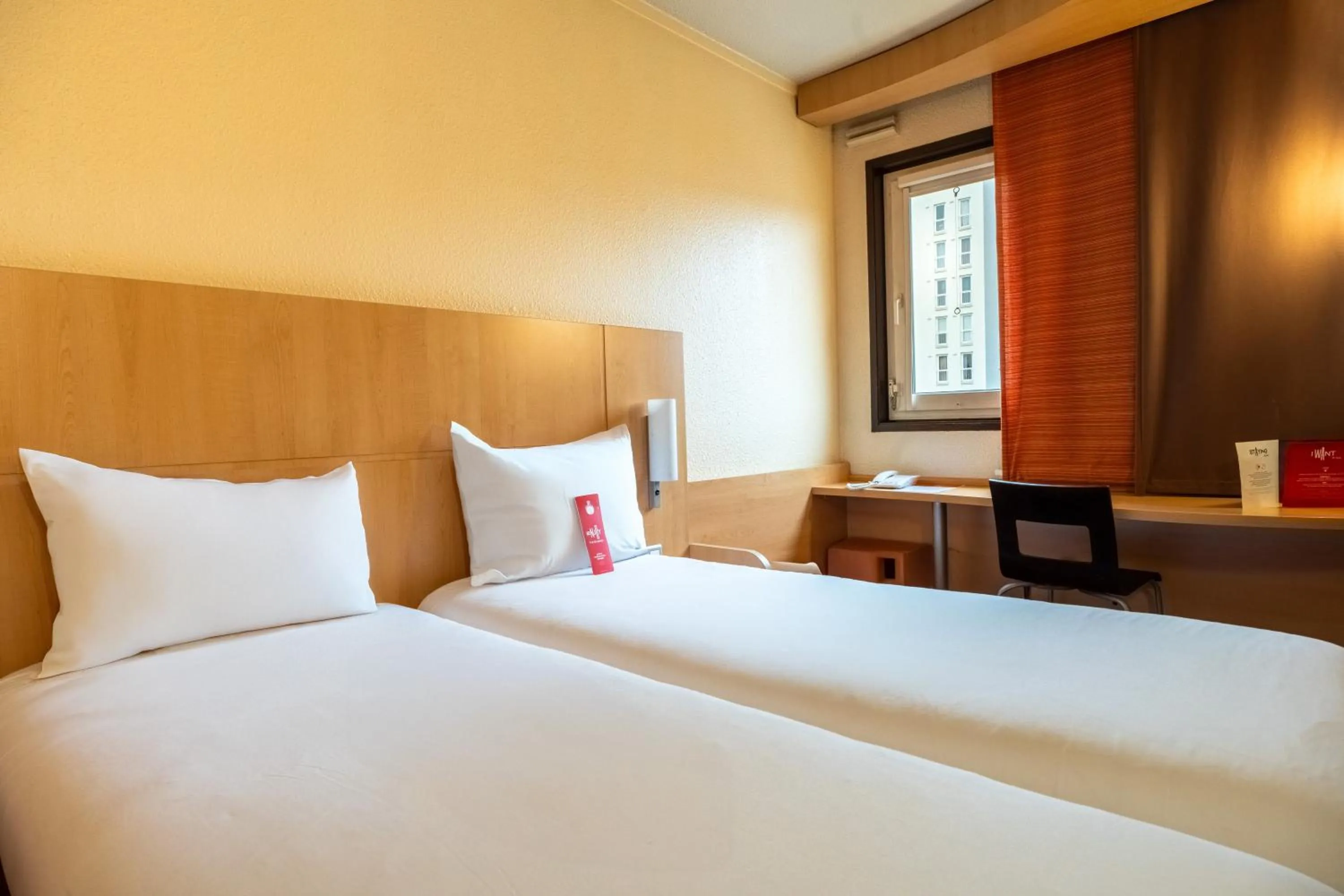 Bed in ibis Paris Pont de Suresnes Longchamp