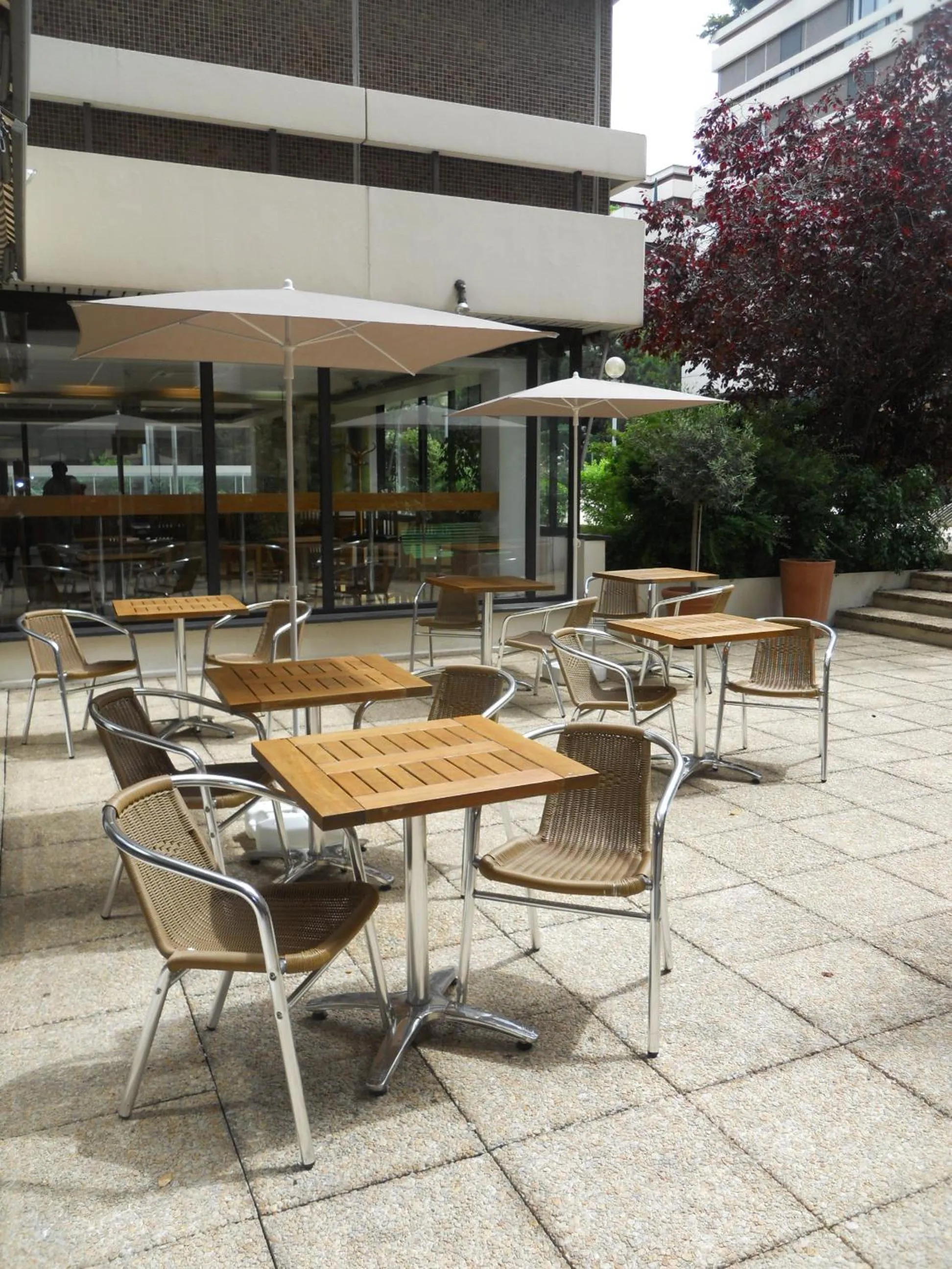 Patio in ibis Paris Pont de Suresnes Longchamp