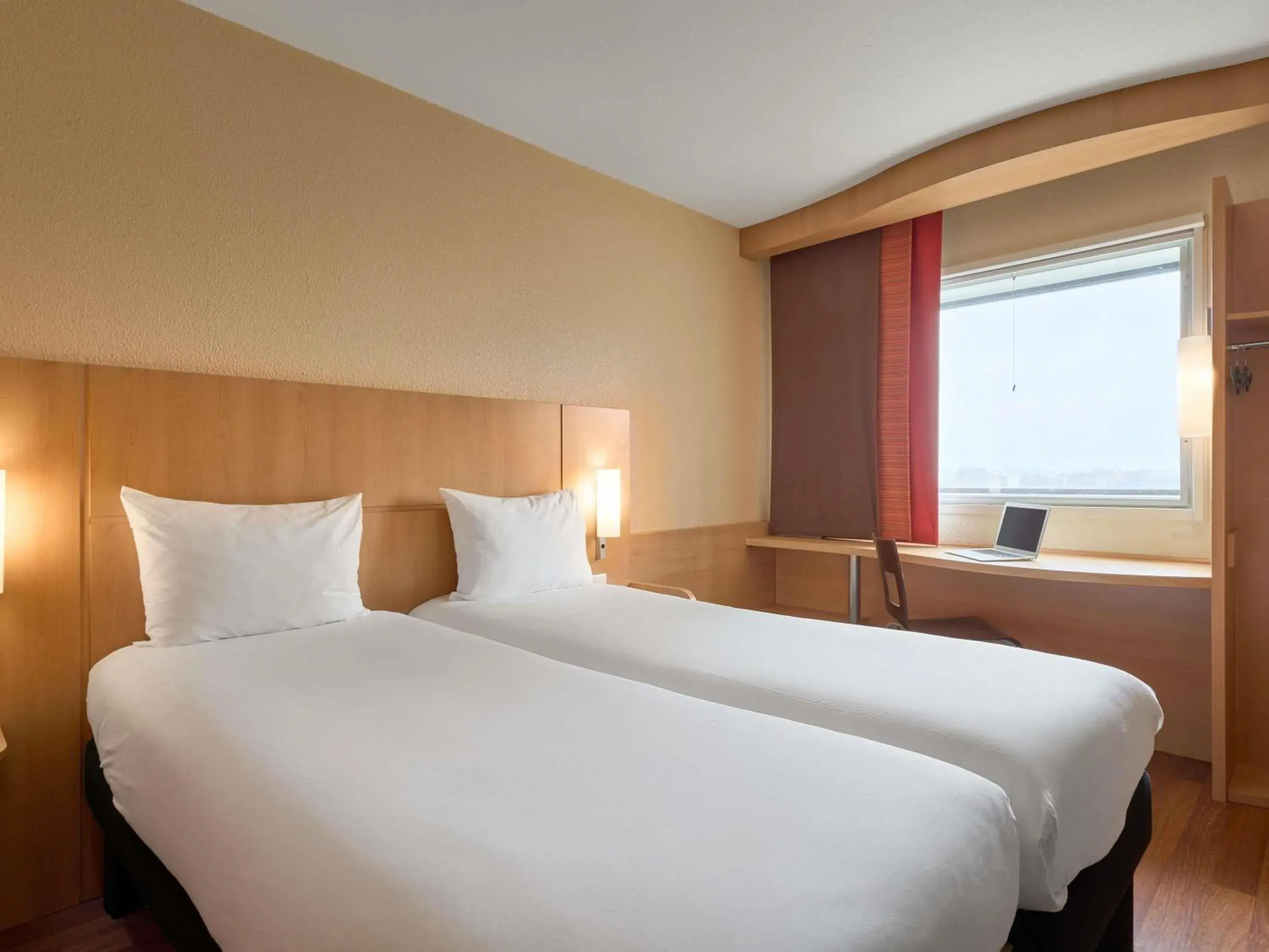 Standard Room with 2 Single Beds in ibis Paris la Défense Esplanade Standard Room with 2 Single Beds in ibis Paris la Défense Esplanade