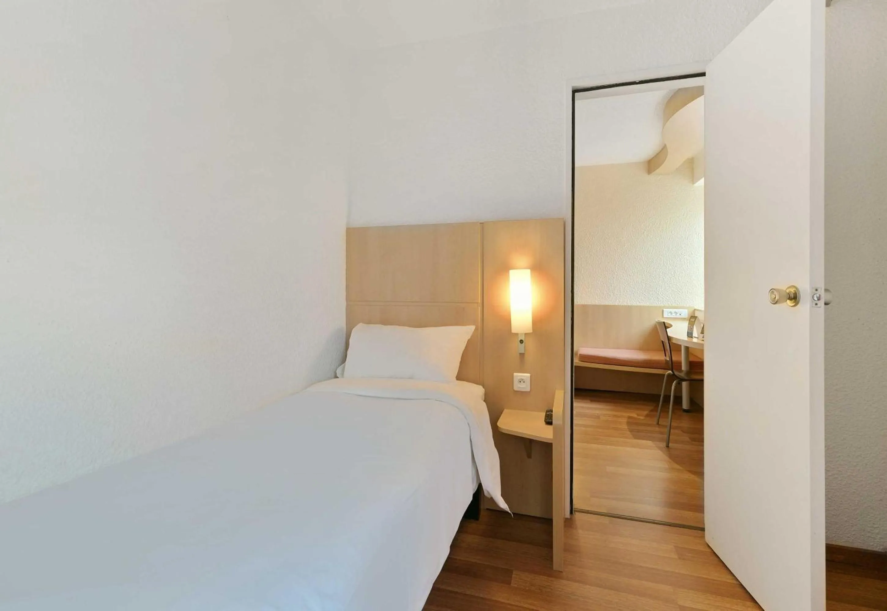 Bedroom, Bed in B&B HOTEL Le Mans Centre Cathédrale