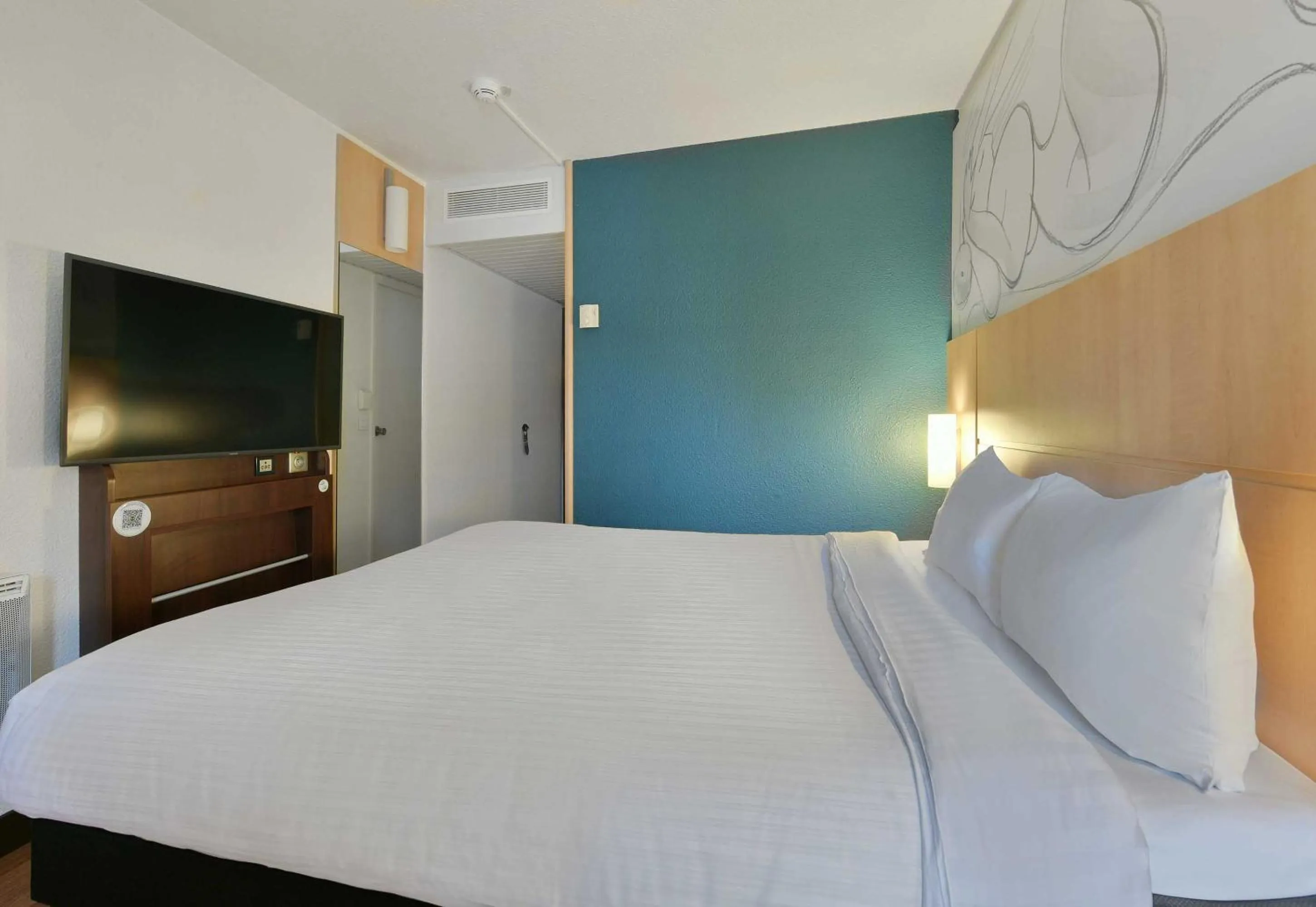 Bedroom, Bed in B&B HOTEL Le Mans Centre Cathédrale