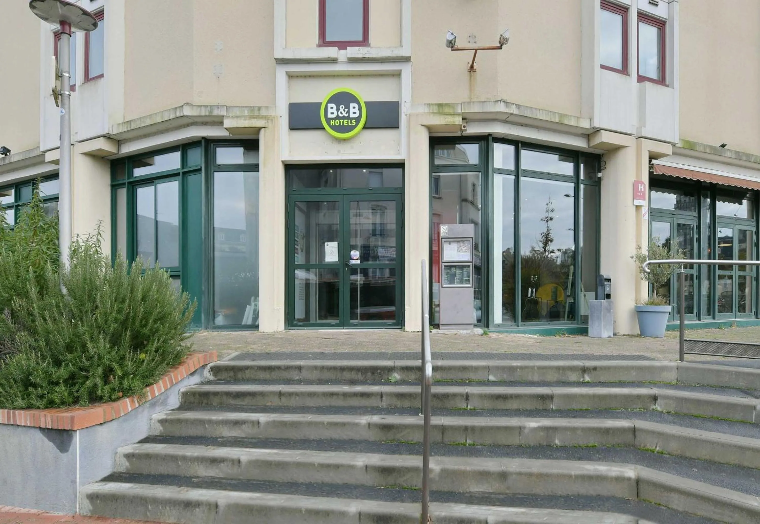 Facade/entrance in B&B HOTEL Le Mans Centre Cathédrale