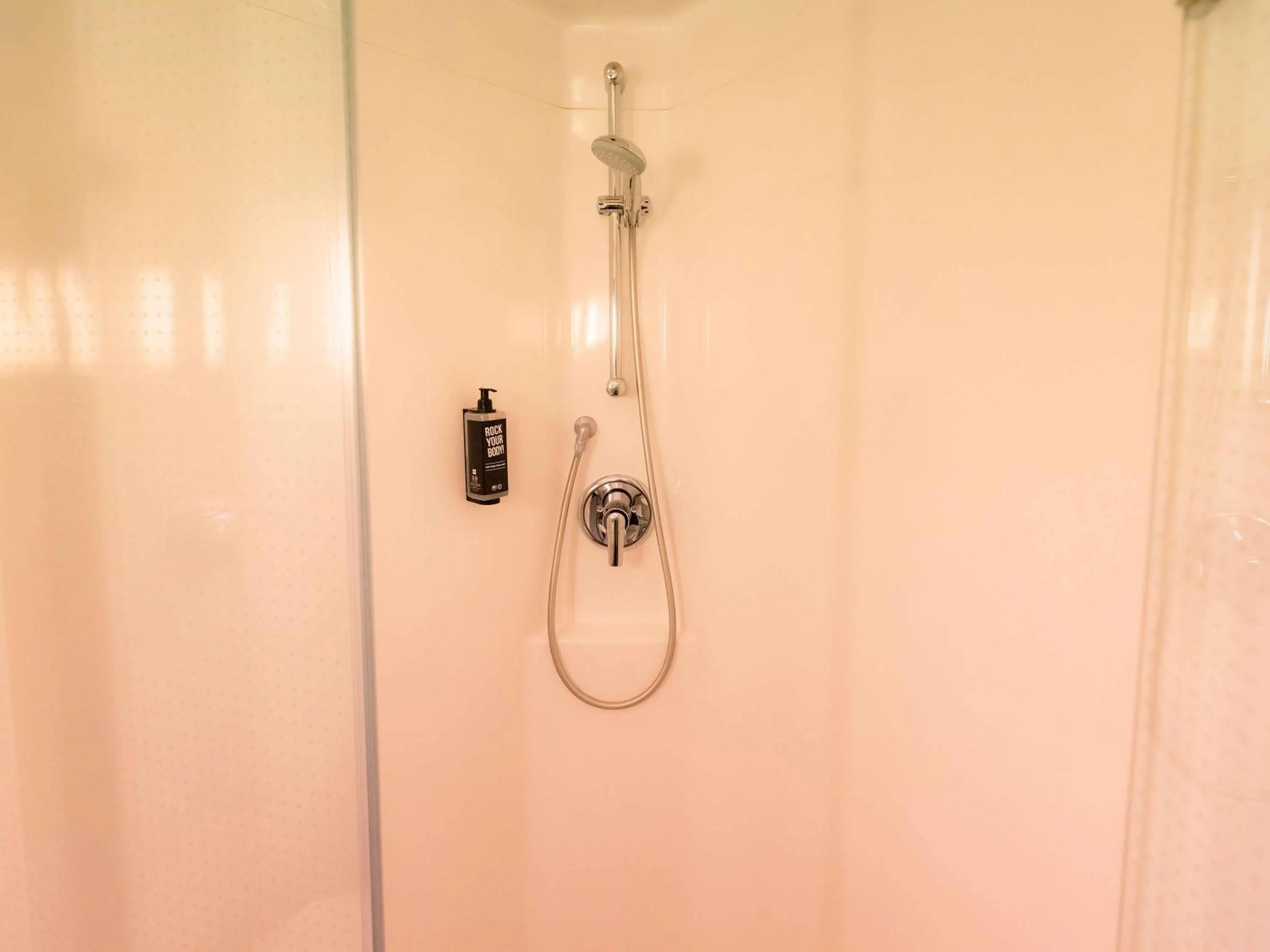 Bedroom in ibis Besançon Centre la City