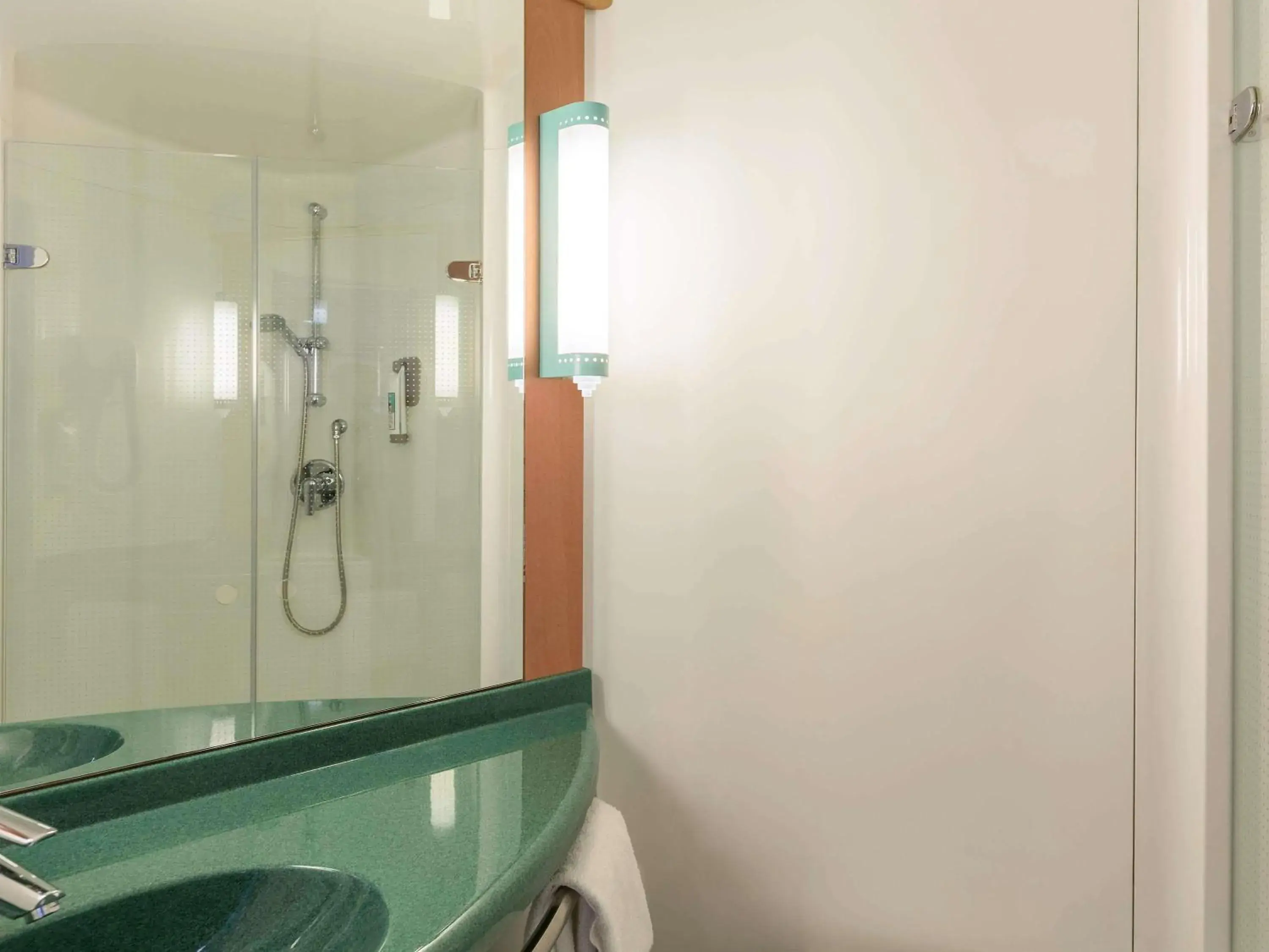 Standard Room With 3 Single Beds in ibis Besançon Centre la City Standard Room With 3 Single Beds in ibis Besançon Centre la City