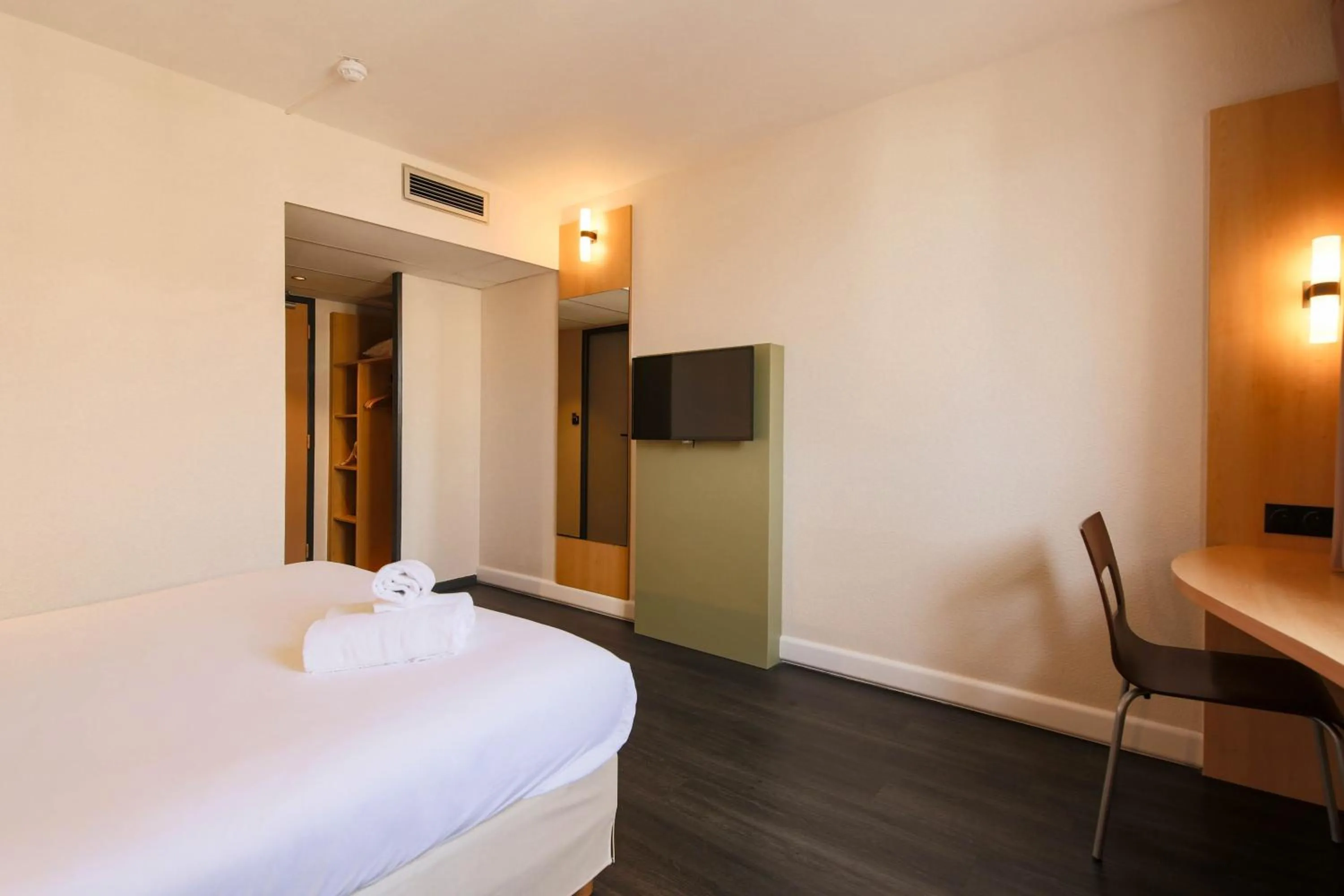 Bedroom, Bed in easyHotel Nice Old Town