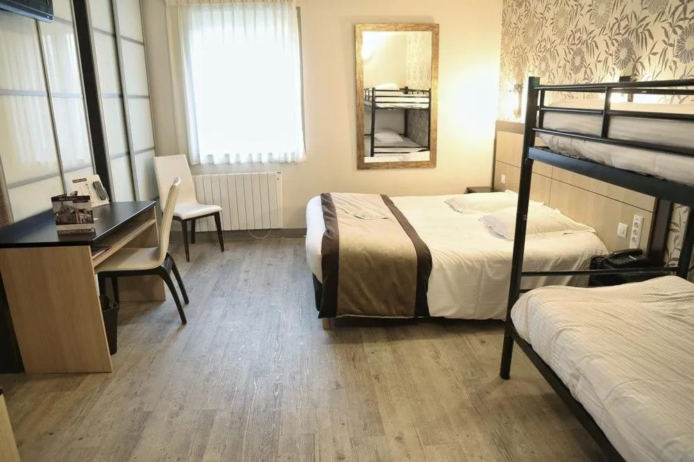 Bed in Hôtel Le Bayeux