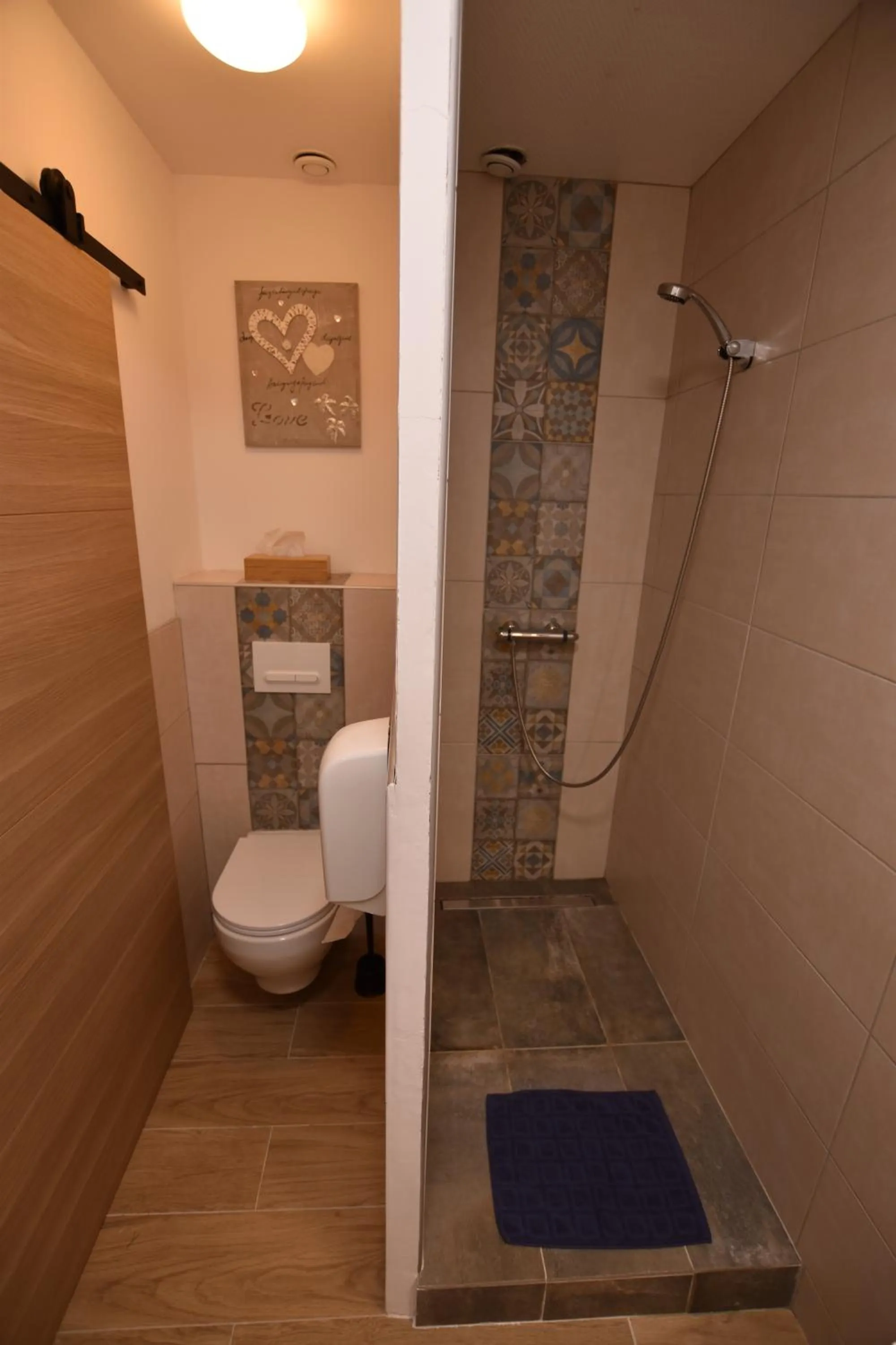 Shower in Hôtel Le Bayeux