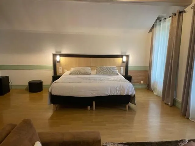 Bedroom, Bed in Hôtel Le Bayeux