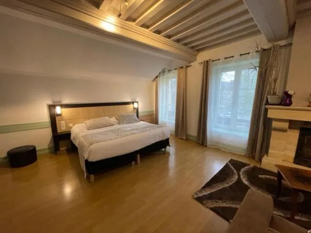 Photo of the whole room, Bed in Hôtel Le Bayeux