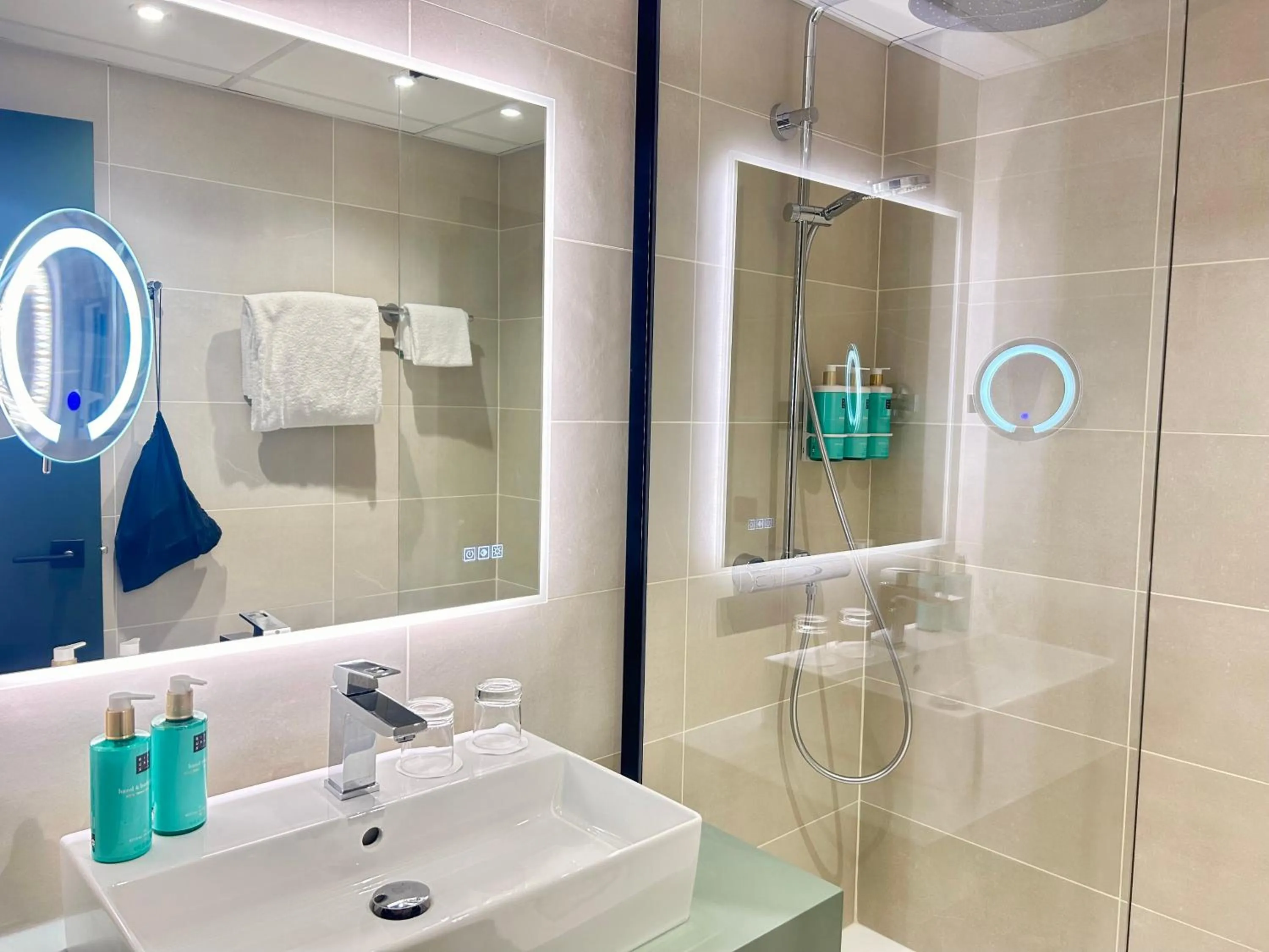 Bathroom in Novotel Lens Noyelles