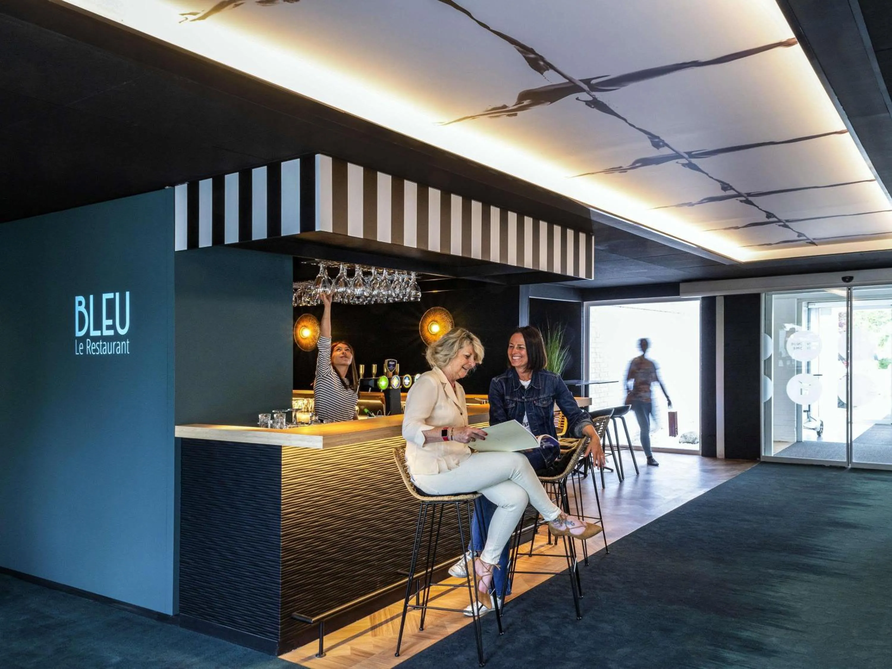 Lounge or bar in Novotel Lens Noyelles