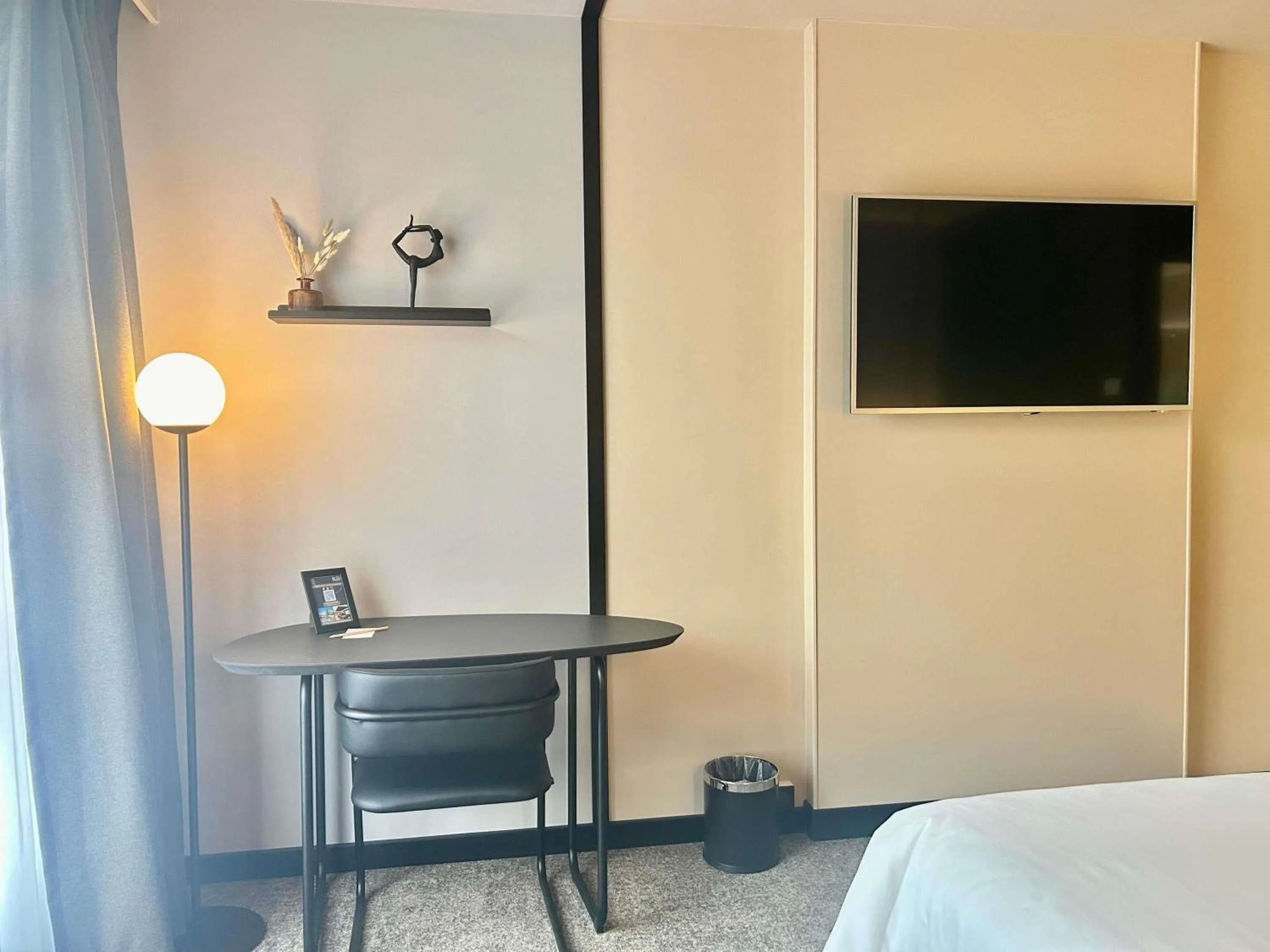 Bedroom, Bed in Novotel Lens Noyelles