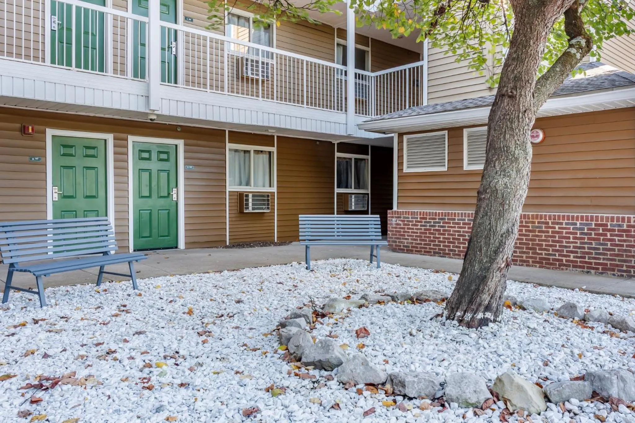 Inner courtyard view in HomeTowne Studios by Red Roof Louisville