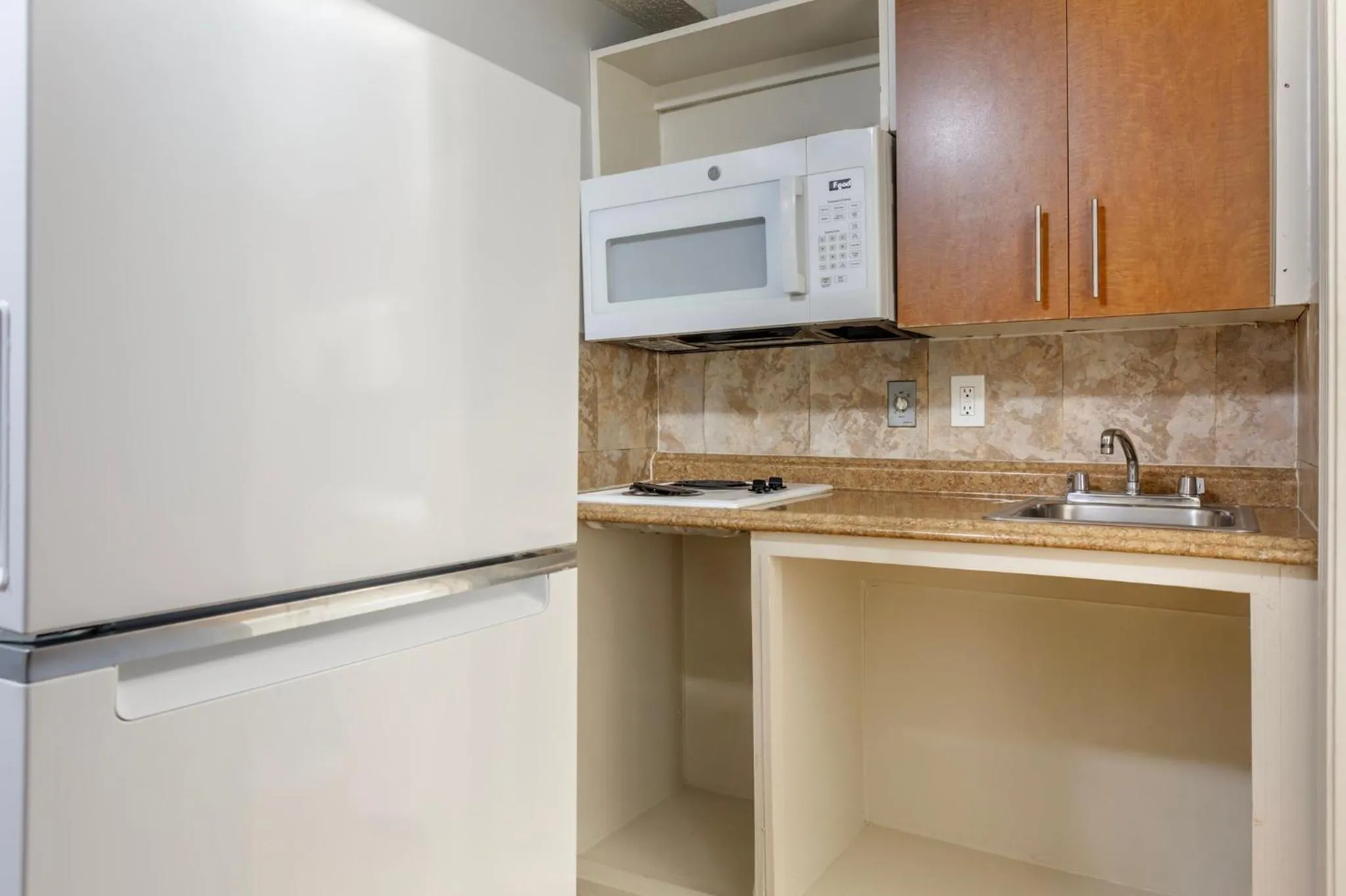 Property building in HomeTowne Studios by Red Roof Louisville