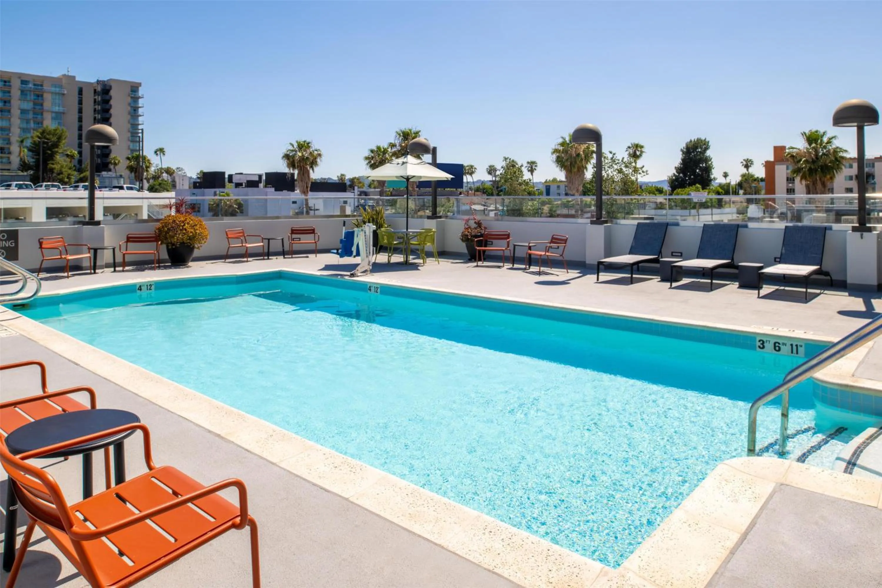 Swimming pool in Hampton Inn by Hilton North Hollywood