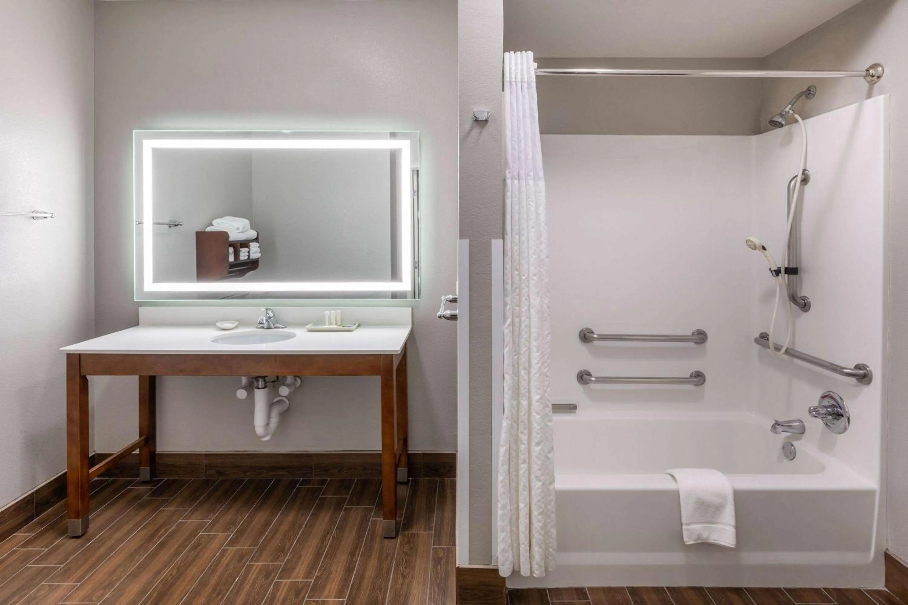 TV and multimedia in La Quinta by Wyndham Houston NW Beltway8/WestRD